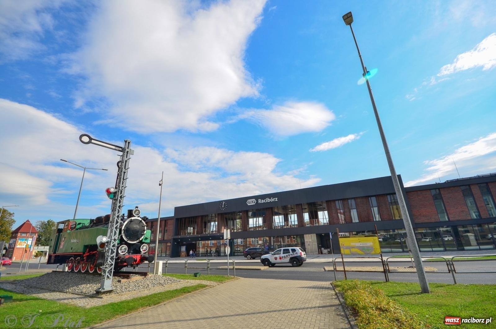 Zdjęcie w galerii na portalu naszraciborz.pl: 21 października otwarcie nowego dworca PKP.  TVP o pomyśle utworzenia tu kaplicy wiadomości z regionu