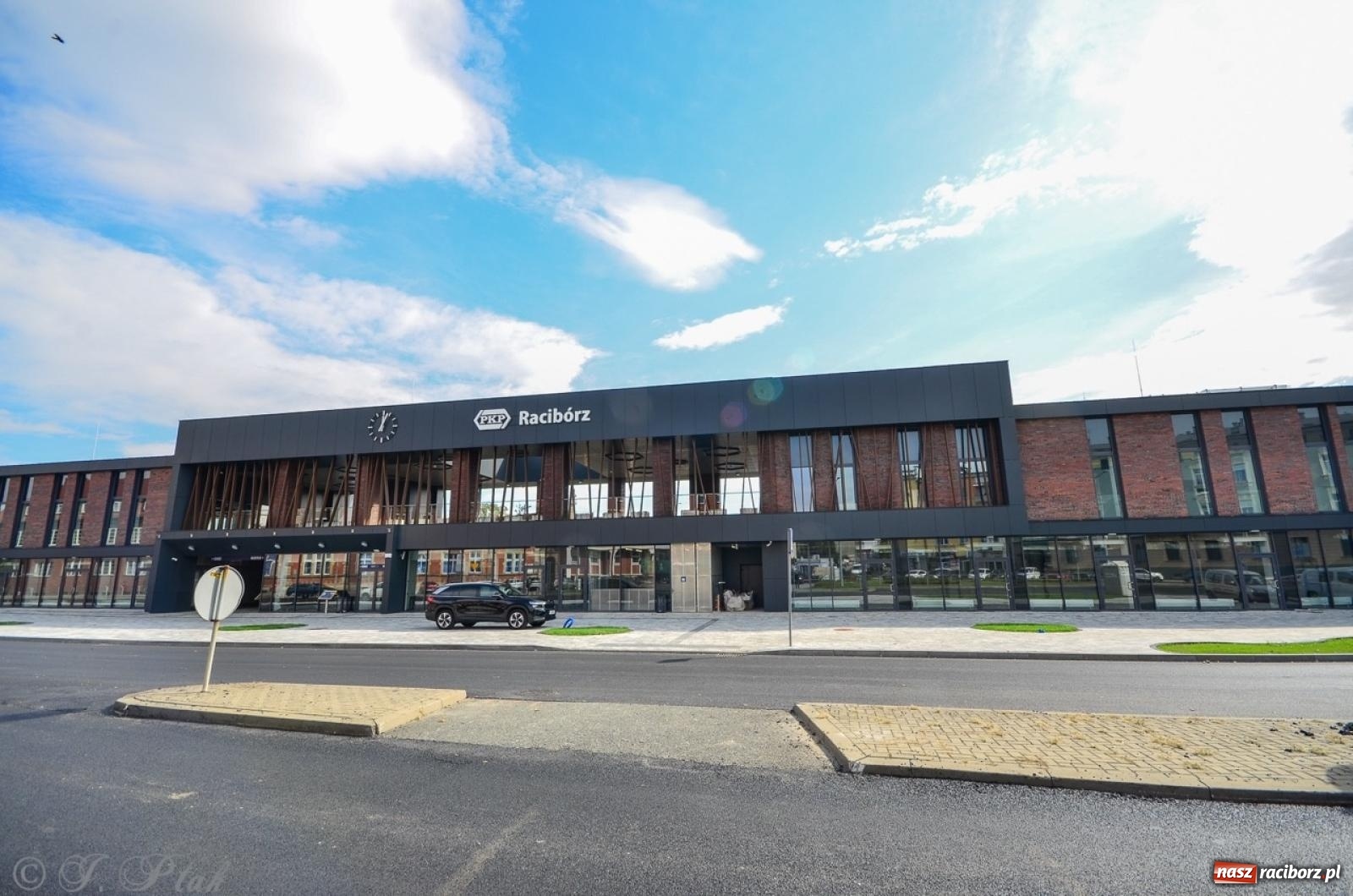 Zdjęcie w galerii na portalu naszraciborz.pl: 21 października otwarcie nowego dworca PKP.  TVP o pomyśle utworzenia tu kaplicy wiadomości z regionu