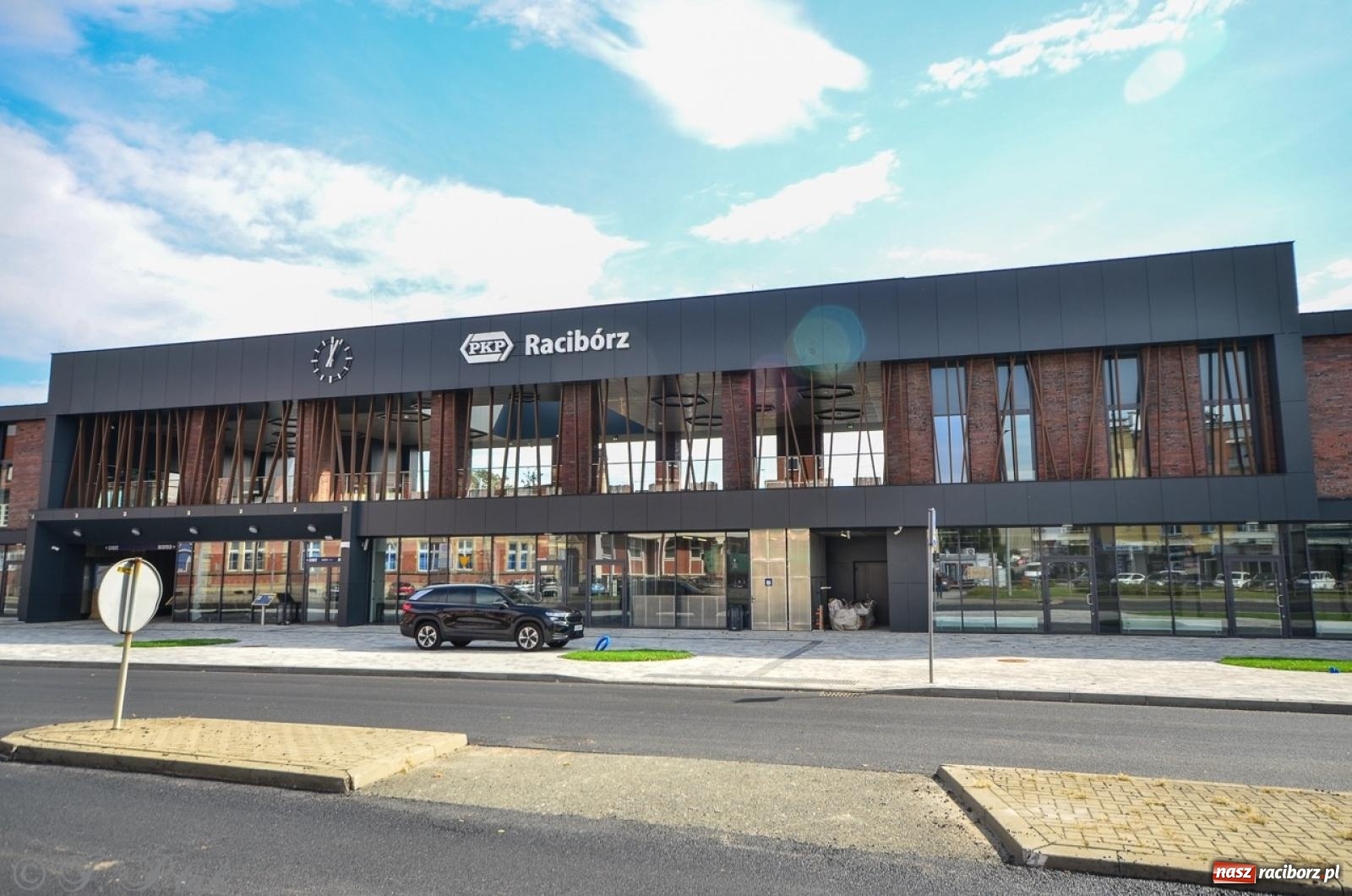 Zdjęcie w galerii na portalu naszraciborz.pl: 21 października otwarcie nowego dworca PKP.  TVP o pomyśle utworzenia tu kaplicy wiadomości z regionu