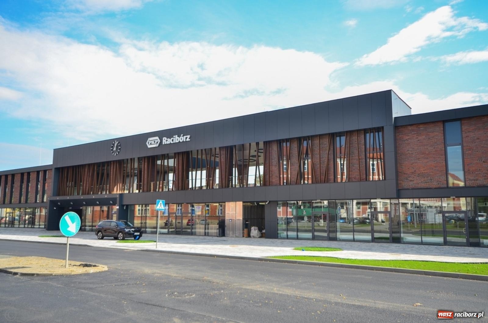 Zdjęcie w galerii na portalu naszraciborz.pl: 21 października otwarcie nowego dworca PKP.  TVP o pomyśle utworzenia tu kaplicy wiadomości z regionu