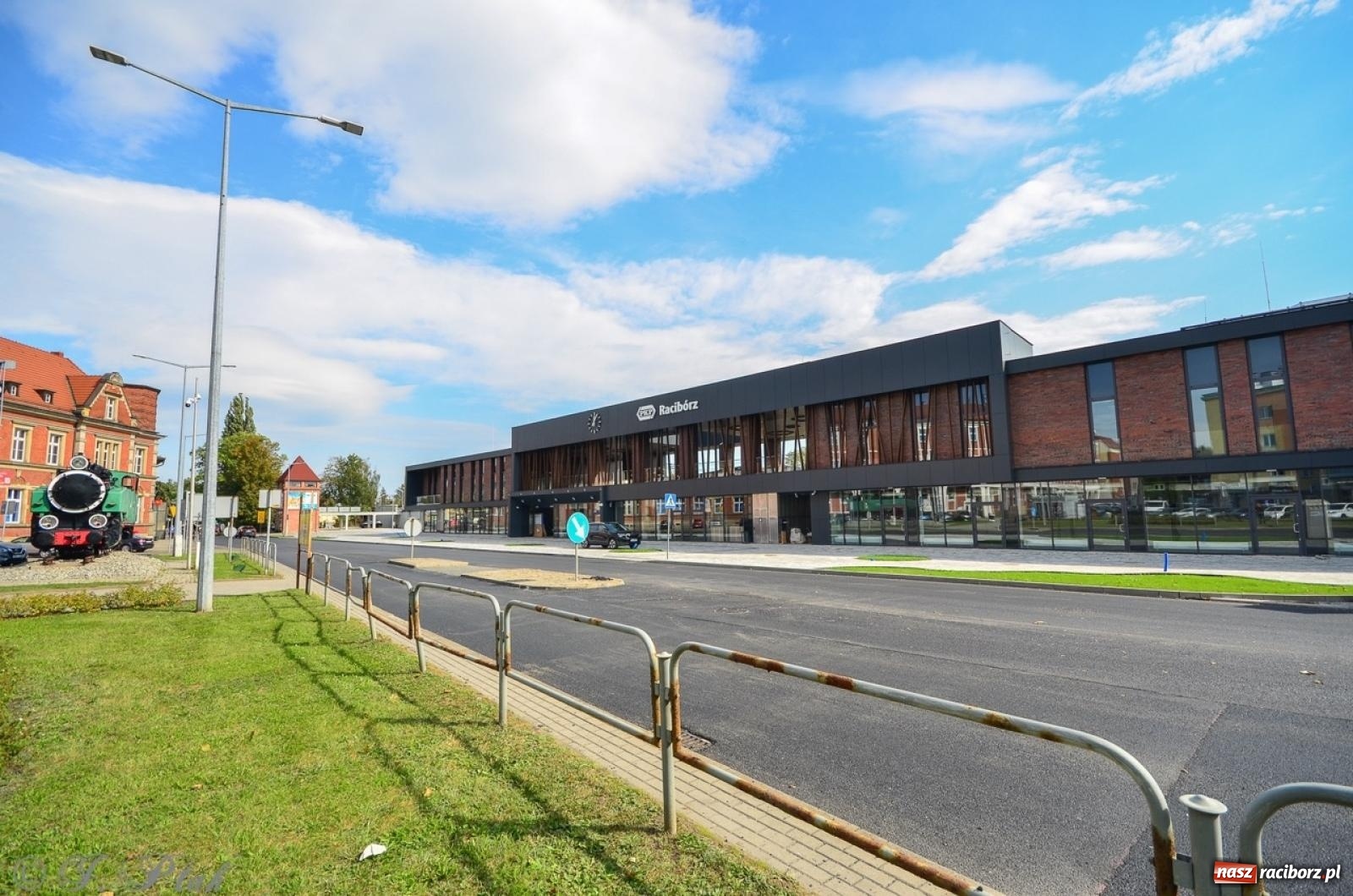 Zdjęcie w galerii na portalu naszraciborz.pl: 21 października otwarcie nowego dworca PKP.  TVP o pomyśle utworzenia tu kaplicy wiadomości z regionu