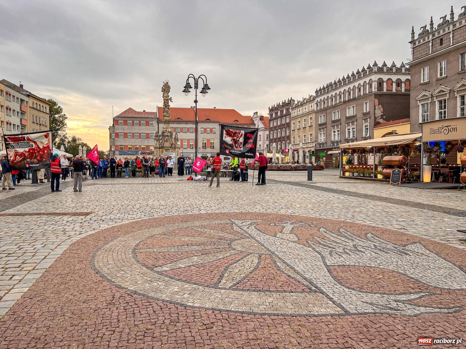Zdjęcie w galerii na portalu naszraciborz.pl: Publiczna modlitwa różańcowa na rynku w obronie życia poczętego [FOTO i WIDEO] wiadomości z regionu
