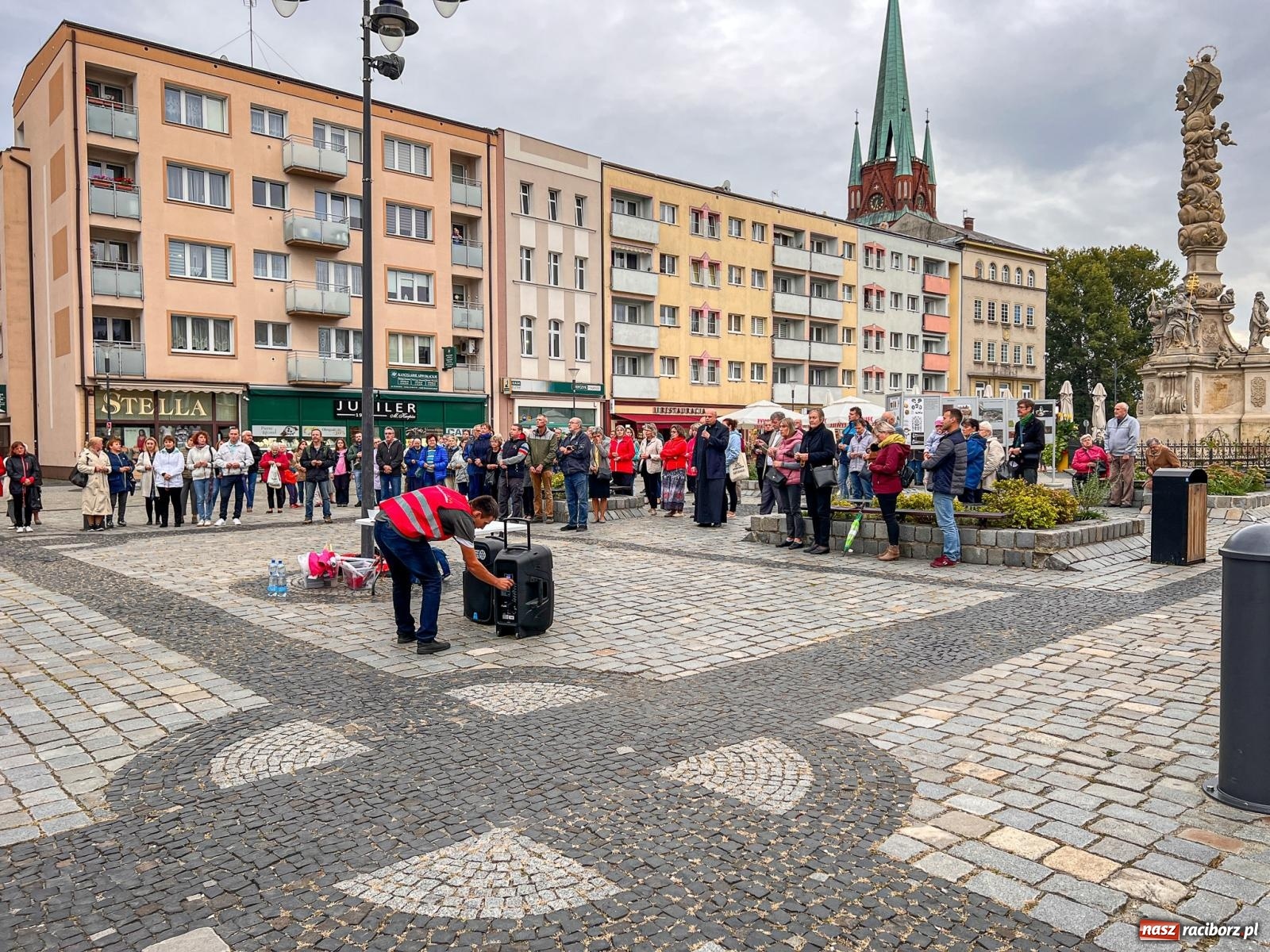 Zdjęcie w galerii na portalu naszraciborz.pl: Publiczna modlitwa różańcowa na rynku w obronie życia poczętego [FOTO i WIDEO] wiadomości z regionu