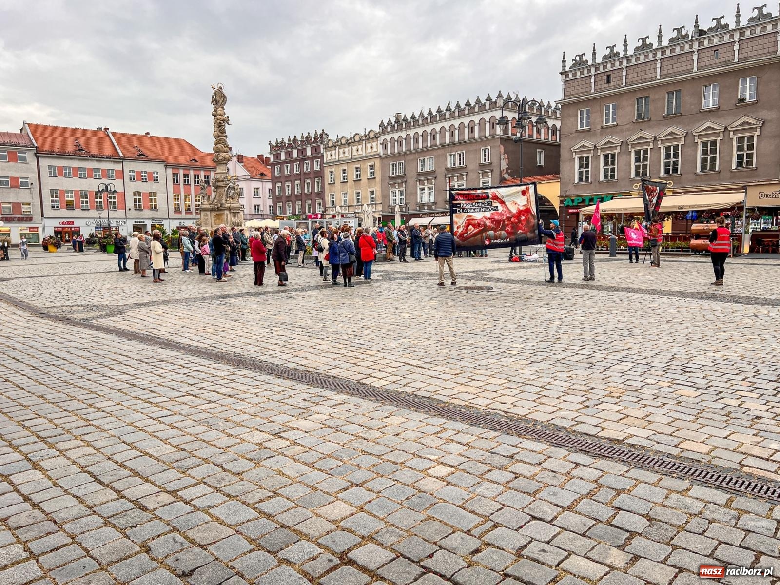 Zdjęcie w galerii na portalu naszraciborz.pl: Publiczna modlitwa różańcowa na rynku w obronie życia poczętego [FOTO i WIDEO] wiadomości z regionu