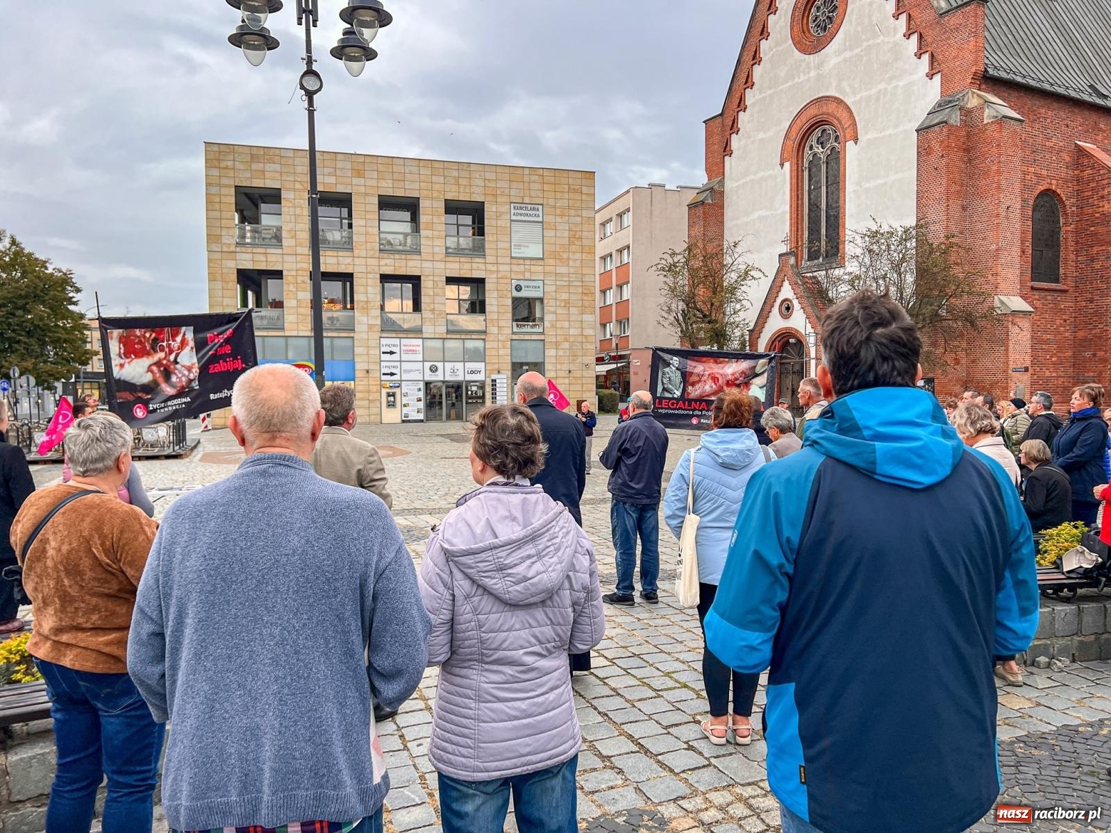 Zdjęcie w galerii na portalu naszraciborz.pl: Publiczna modlitwa różańcowa na rynku w obronie życia poczętego [FOTO i WIDEO] wiadomości z regionu
