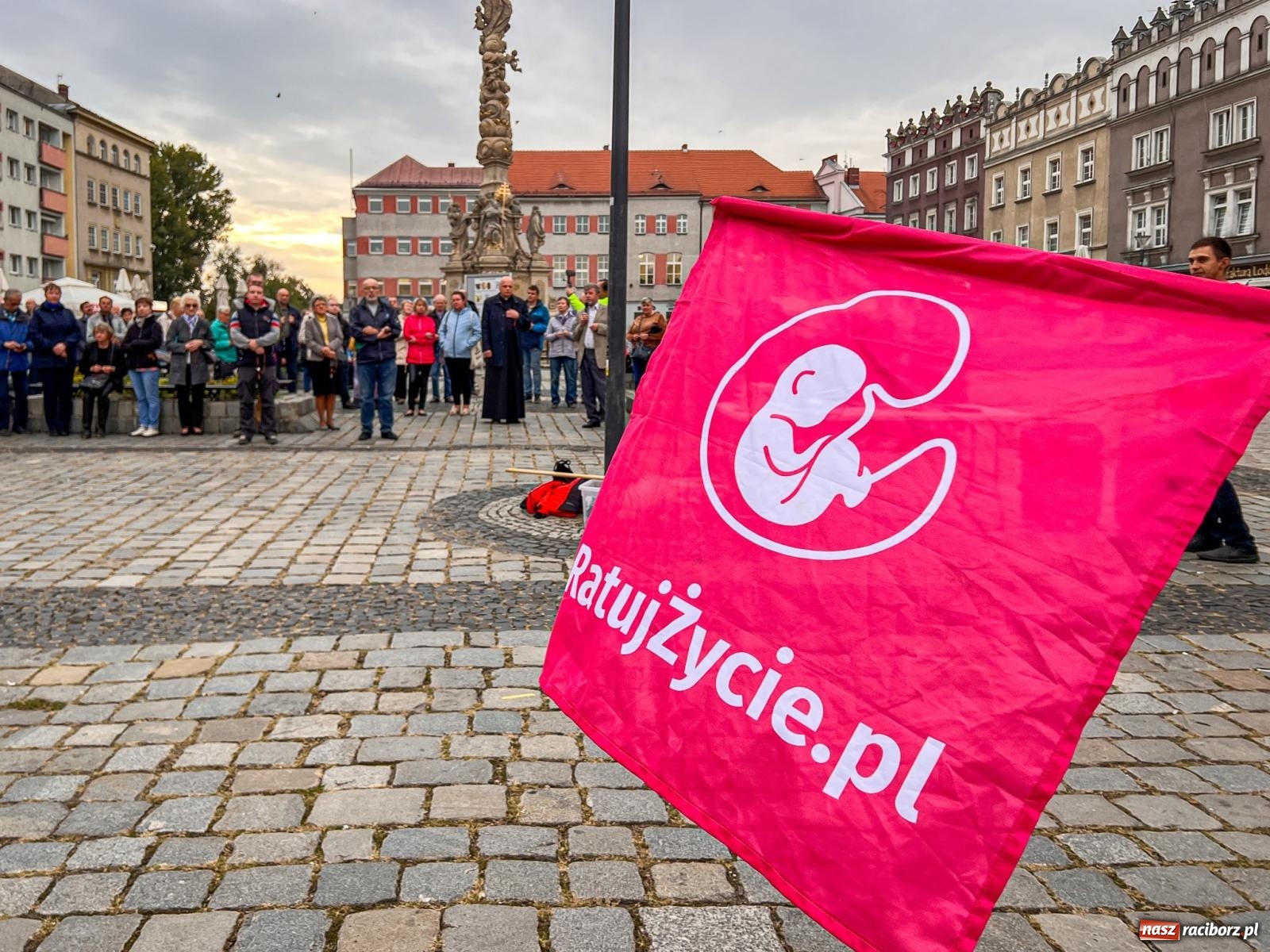 Zdjęcie w galerii na portalu naszraciborz.pl: Publiczna modlitwa różańcowa na rynku w obronie życia poczętego [FOTO i WIDEO] wiadomości z regionu