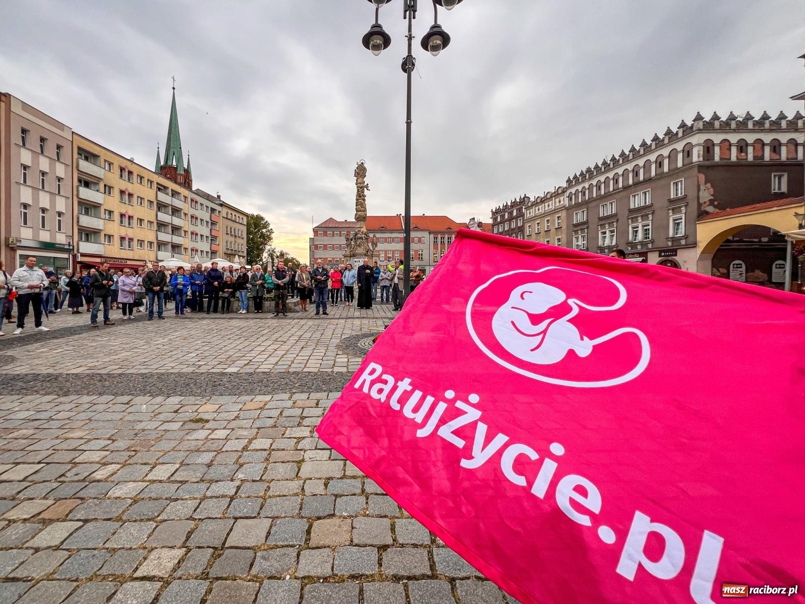 Zdjęcie w galerii na portalu naszraciborz.pl: Publiczna modlitwa różańcowa na rynku w obronie życia poczętego [FOTO i WIDEO] wiadomości z regionu