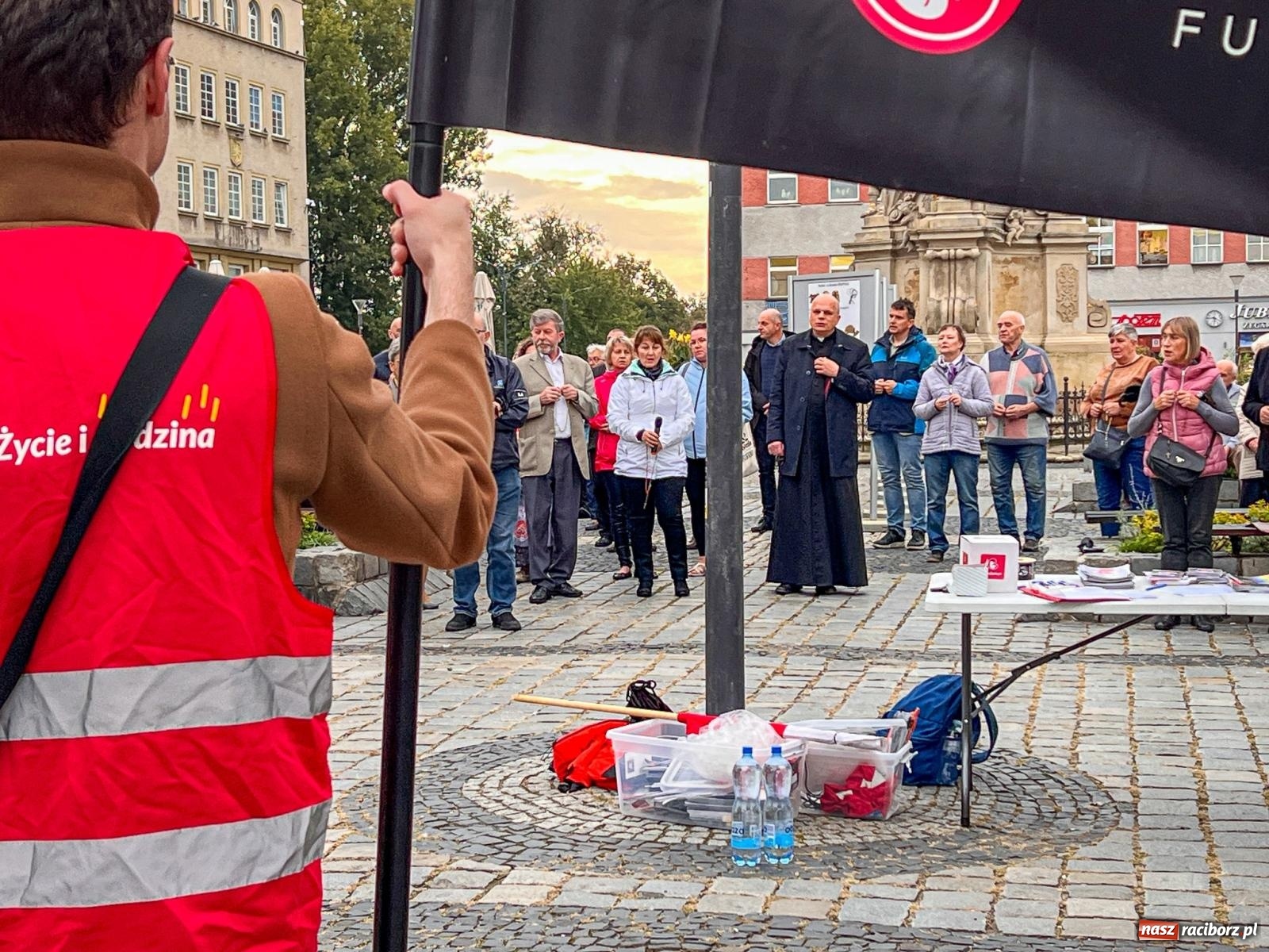 Zdjęcie w galerii na portalu naszraciborz.pl: Publiczna modlitwa różańcowa na rynku w obronie życia poczętego [FOTO i WIDEO] wiadomości z regionu