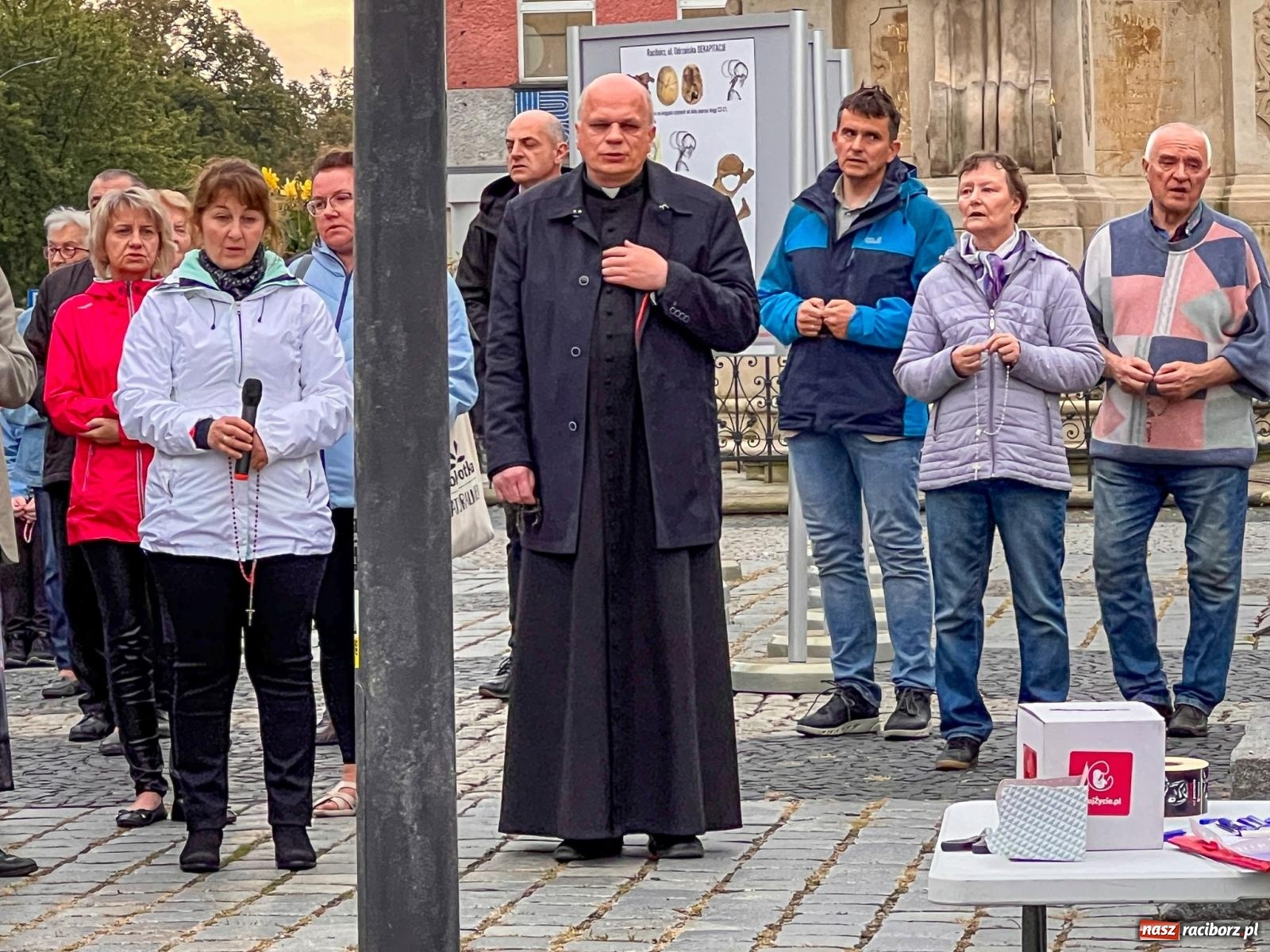 Zdjęcie w galerii na portalu naszraciborz.pl: Publiczna modlitwa różańcowa na rynku w obronie życia poczętego [FOTO i WIDEO] wiadomości z regionu