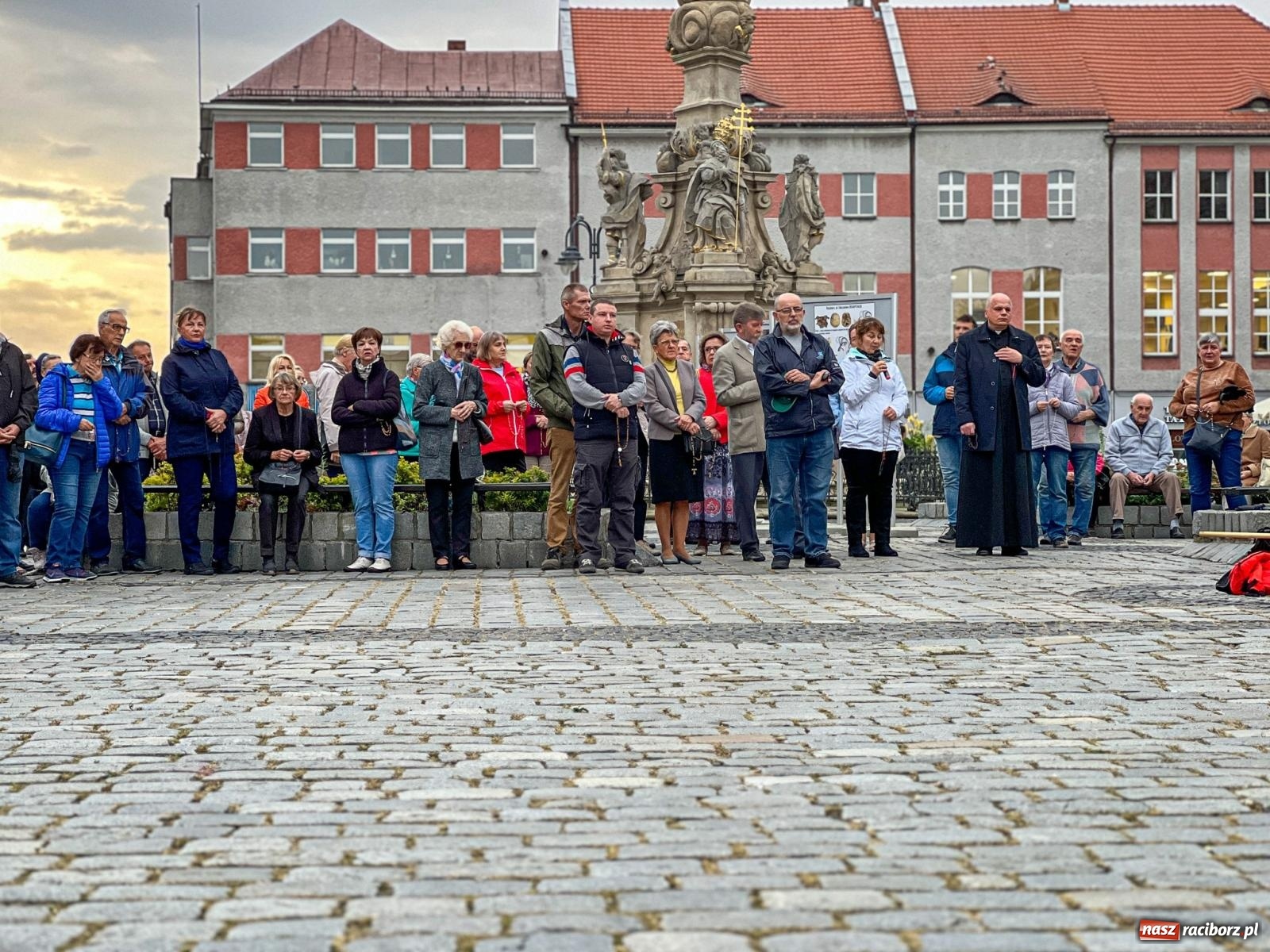 Zdjęcie w galerii na portalu naszraciborz.pl: Publiczna modlitwa różańcowa na rynku w obronie życia poczętego [FOTO i WIDEO] wiadomości z regionu