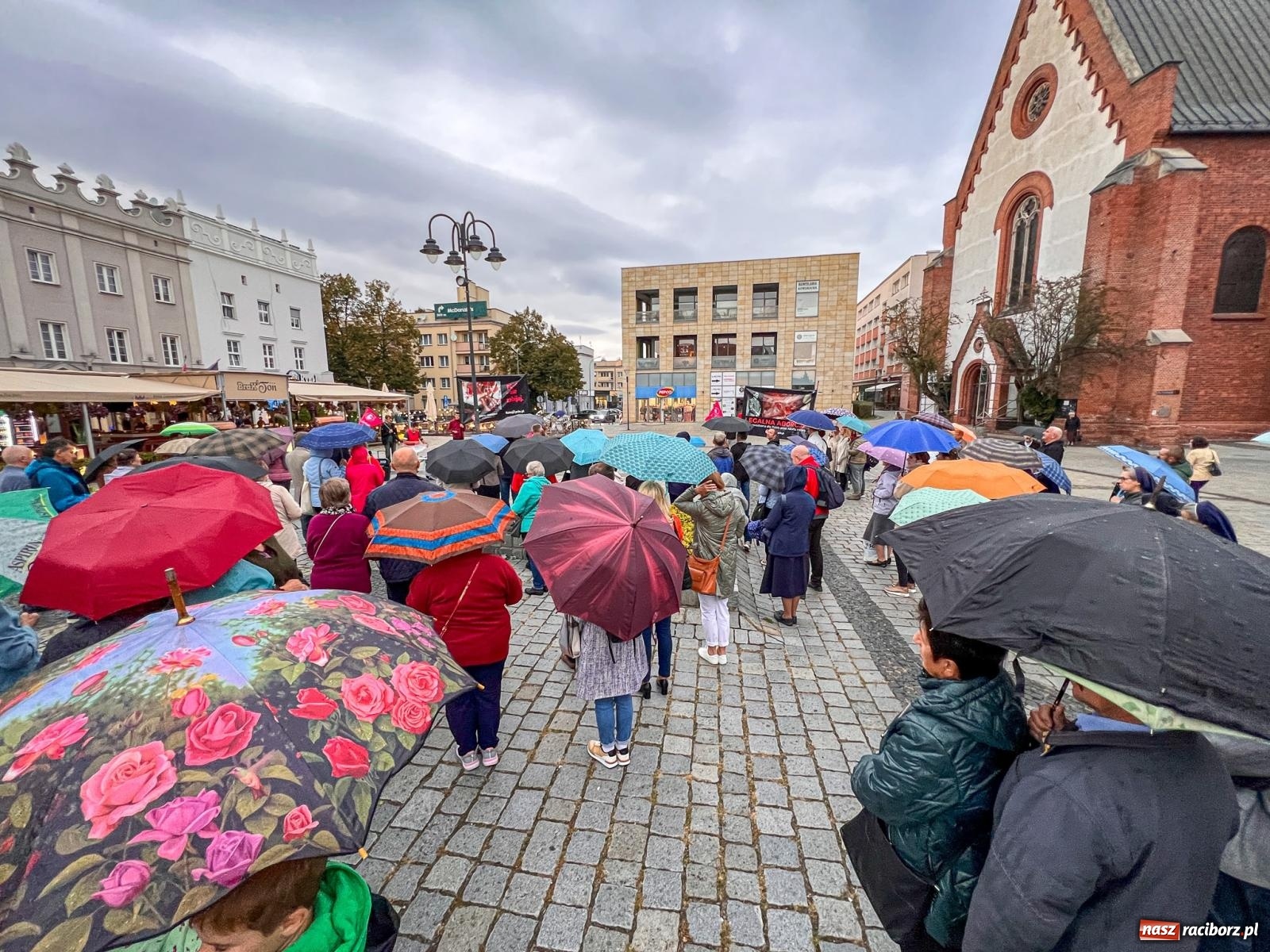 Zdjęcie w galerii na portalu naszraciborz.pl: Publiczna modlitwa różańcowa na rynku w obronie życia poczętego [FOTO i WIDEO] wiadomości z regionu