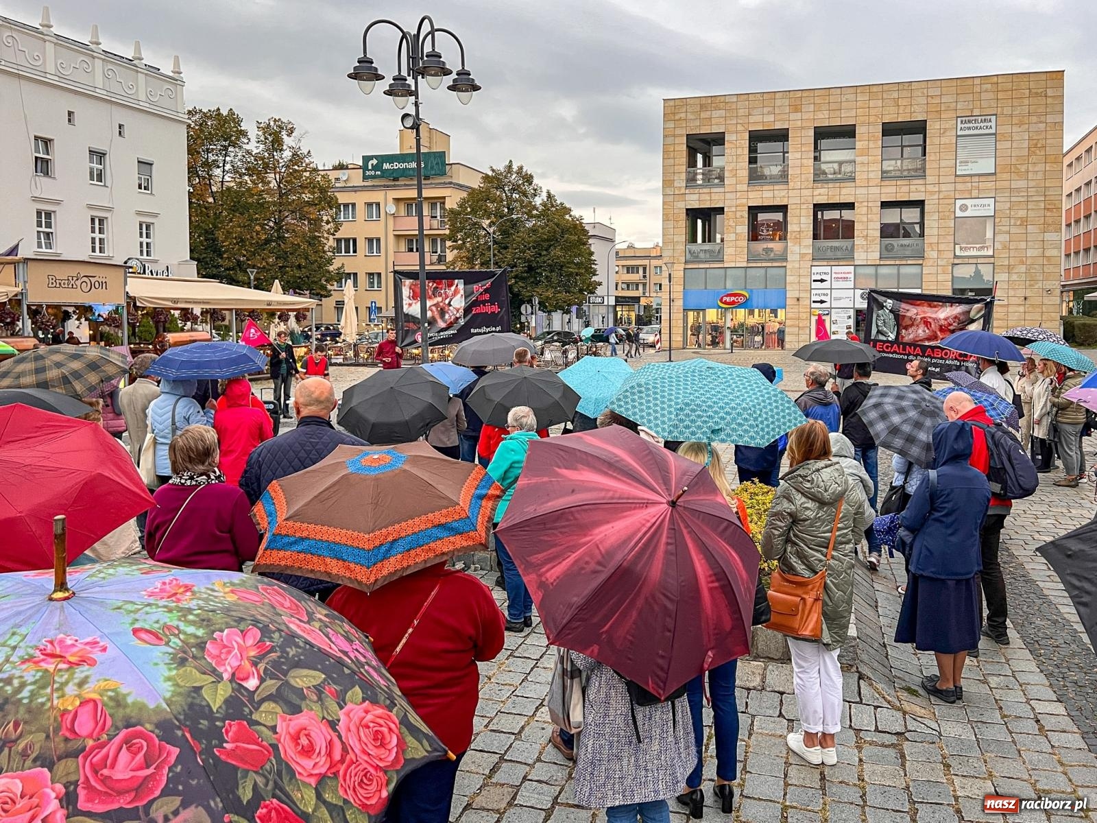 Zdjęcie w galerii na portalu naszraciborz.pl: Publiczna modlitwa różańcowa na rynku w obronie życia poczętego [FOTO i WIDEO] wiadomości z regionu