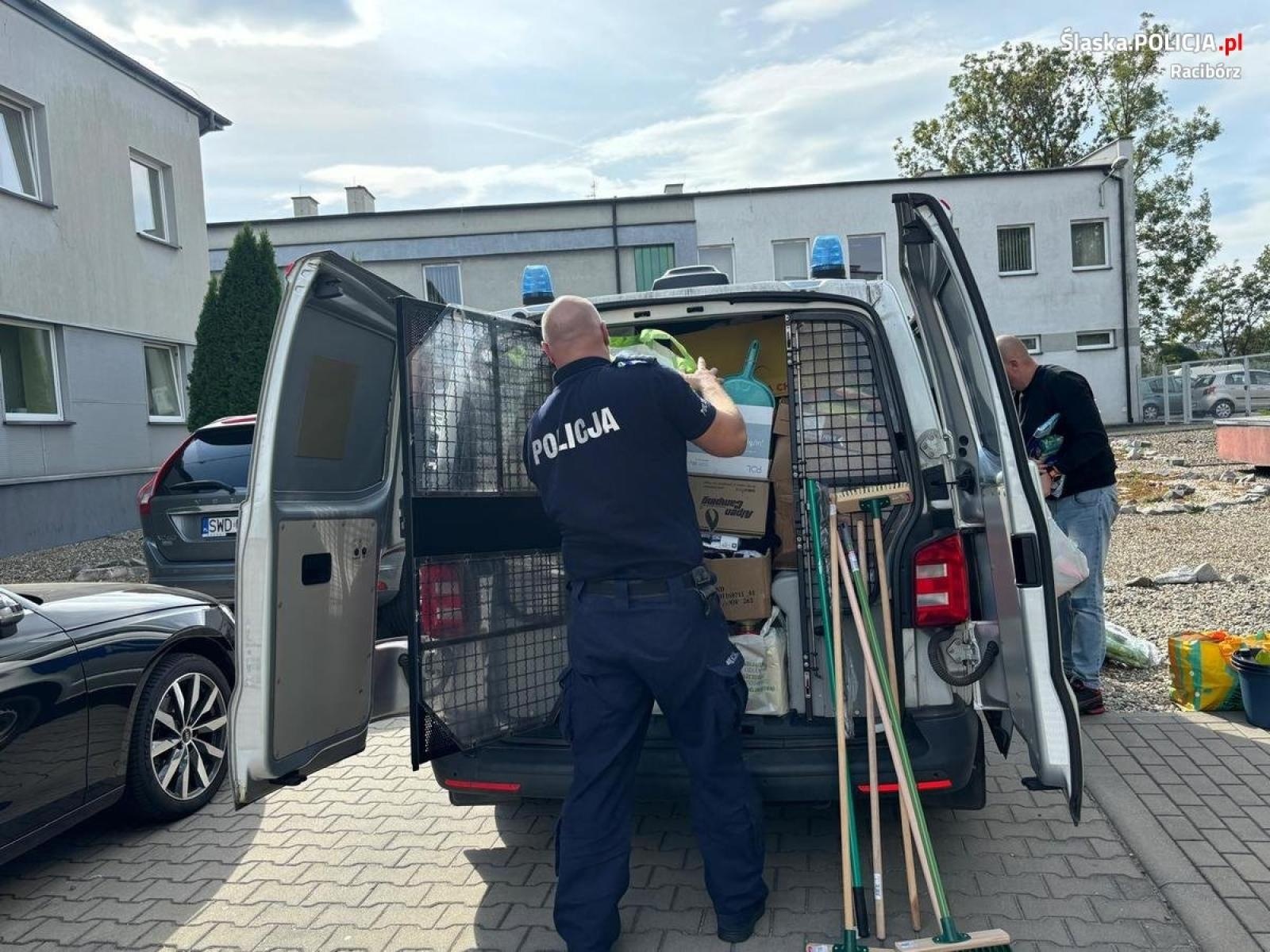 Zdjęcie w galerii na portalu naszraciborz.pl: Raciborscy policjanci zorganizowali zbiórkę dla powodzian wiadomości z regionu