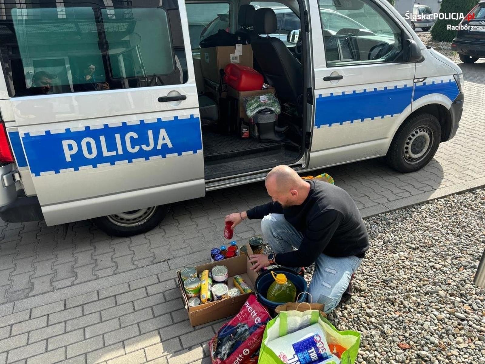 Zdjęcie w galerii na portalu naszraciborz.pl: Raciborscy policjanci zorganizowali zbiórkę dla powodzian wiadomości z regionu