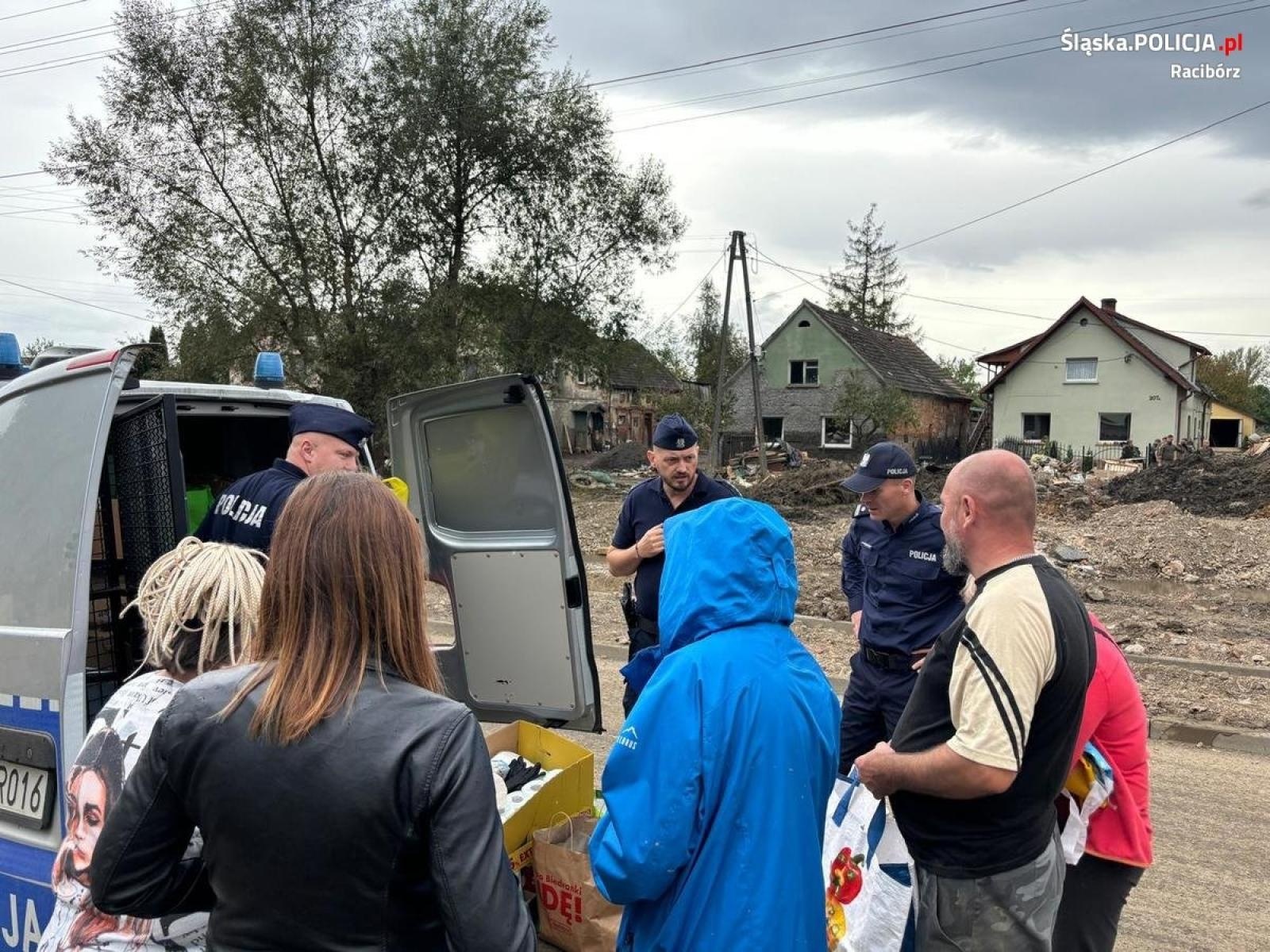 Zdjęcie w galerii na portalu naszraciborz.pl: Raciborscy policjanci zorganizowali zbiórkę dla powodzian wiadomości z regionu
