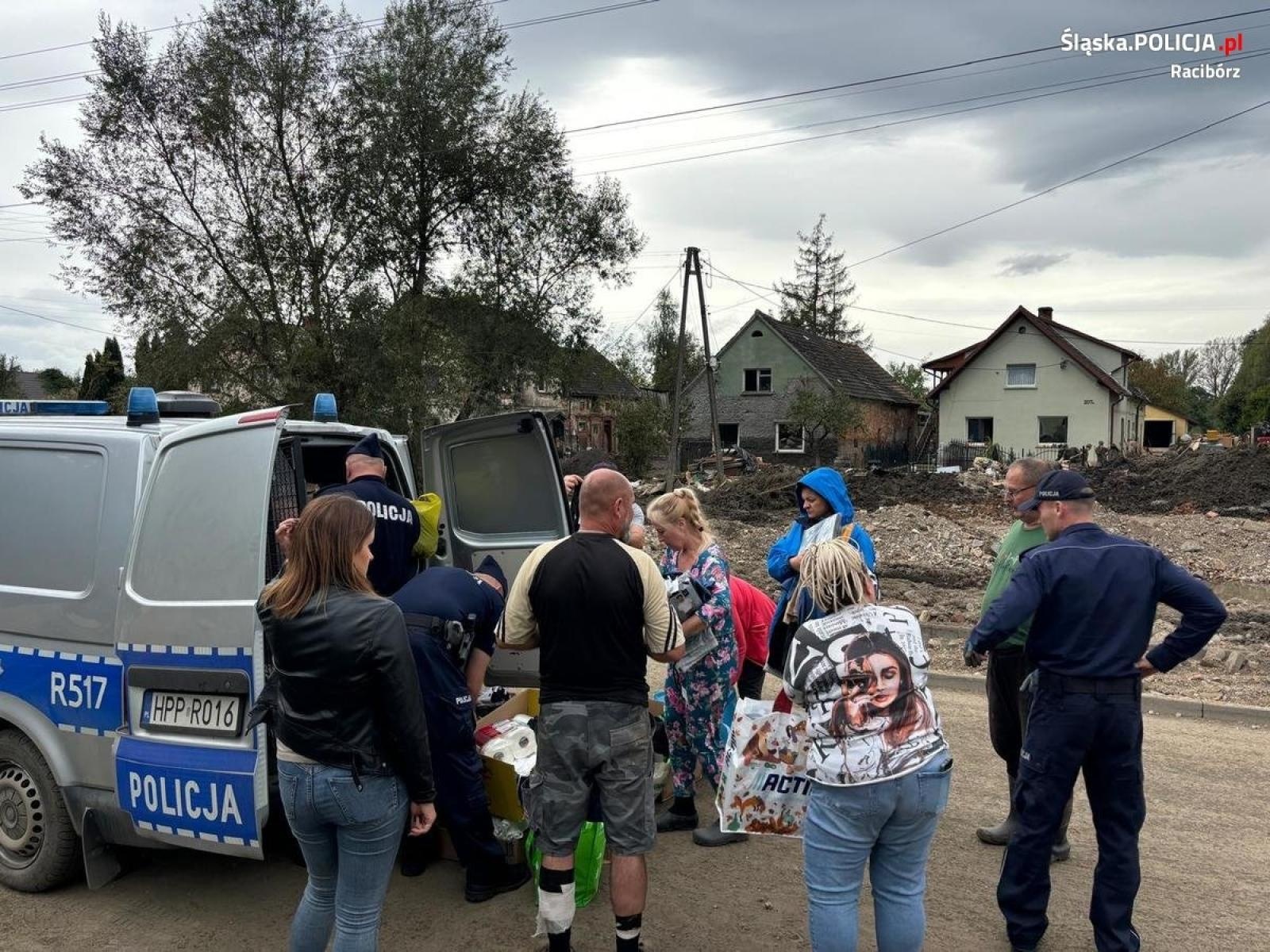 Zdjęcie w galerii na portalu naszraciborz.pl: Raciborscy policjanci zorganizowali zbiórkę dla powodzian wiadomości z regionu