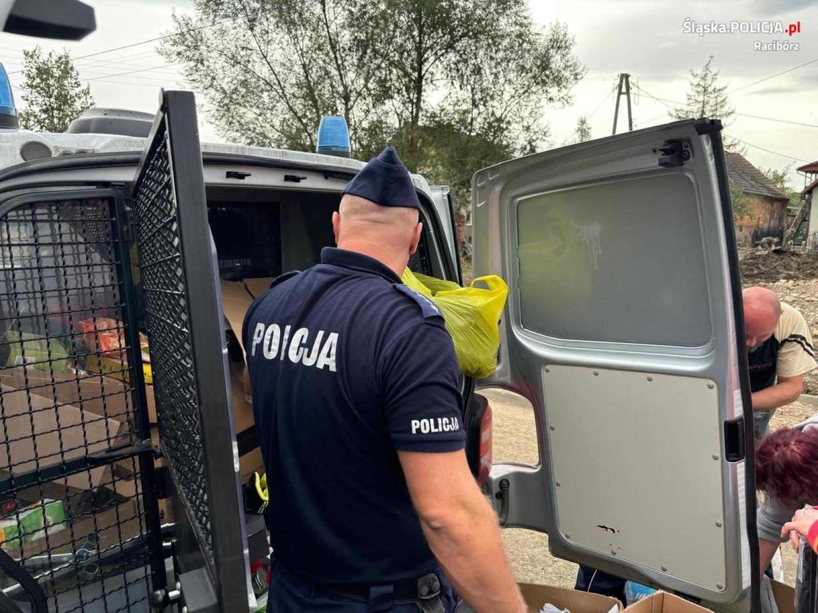 Zdjęcie w galerii na portalu naszraciborz.pl: Raciborscy policjanci zorganizowali zbiórkę dla powodzian wiadomości z regionu