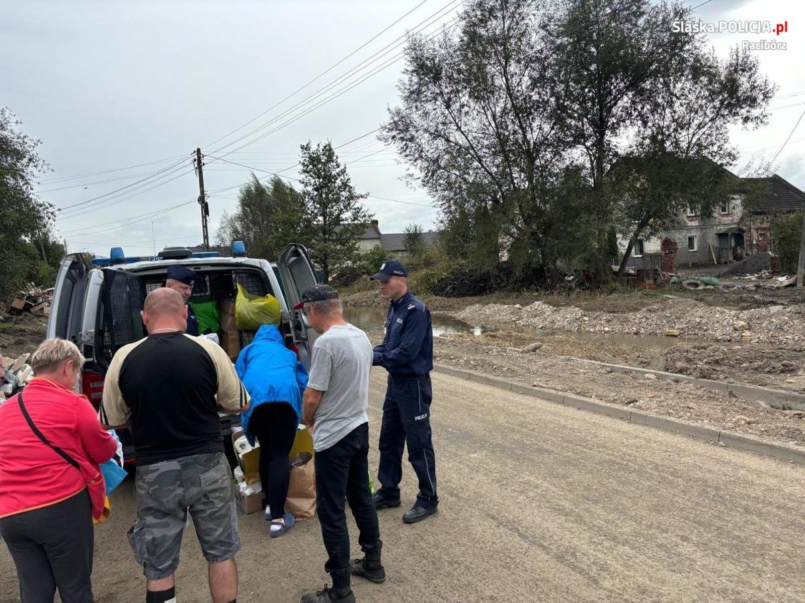 Zdjęcie w galerii na portalu naszraciborz.pl: Raciborscy policjanci zorganizowali zbiórkę dla powodzian wiadomości z regionu