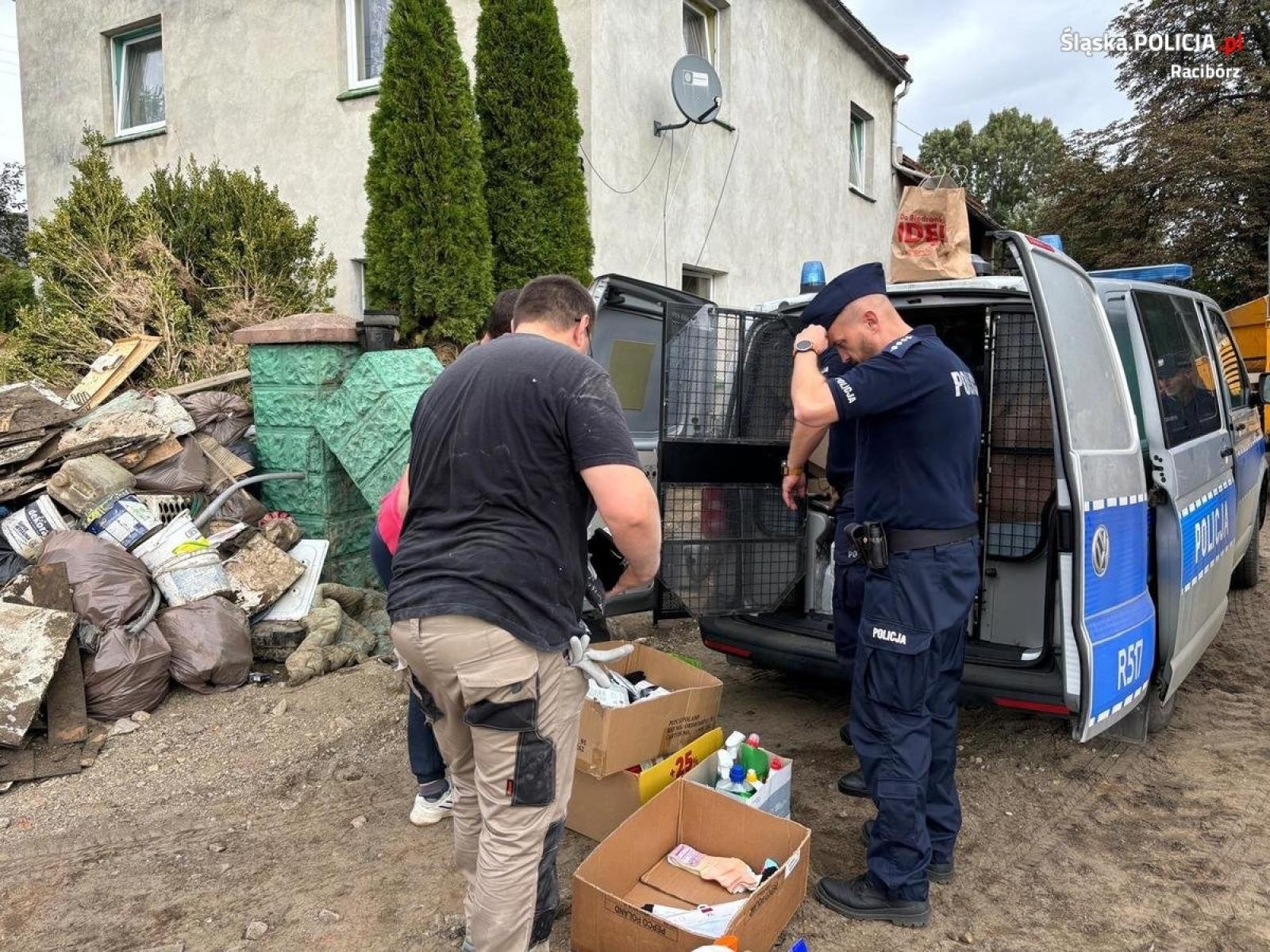 Zdjęcie w galerii na portalu naszraciborz.pl: Raciborscy policjanci zorganizowali zbiórkę dla powodzian wiadomości z regionu