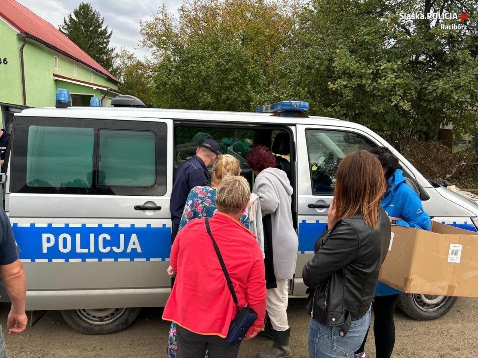 Zdjęcie w galerii na portalu naszraciborz.pl: Raciborscy policjanci zorganizowali zbiórkę dla powodzian wiadomości z regionu