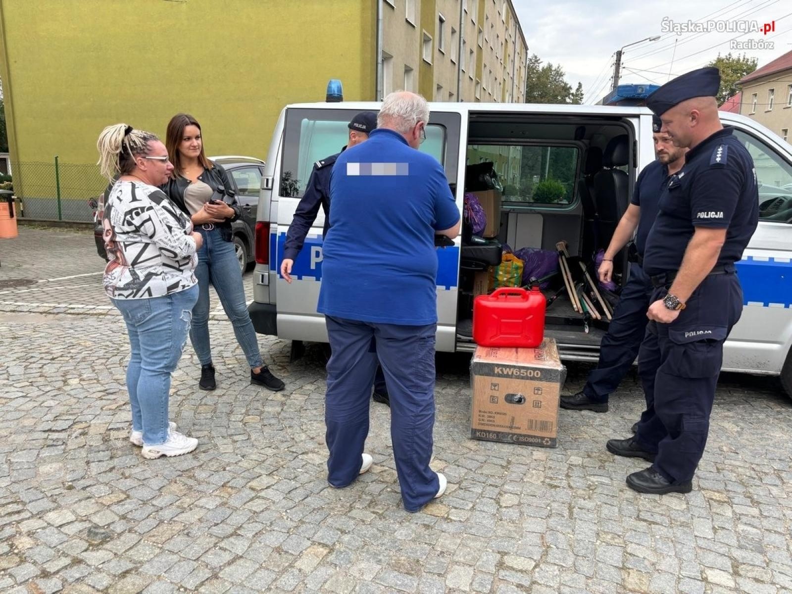 Zdjęcie w galerii na portalu naszraciborz.pl: Raciborscy policjanci zorganizowali zbiórkę dla powodzian wiadomości z regionu