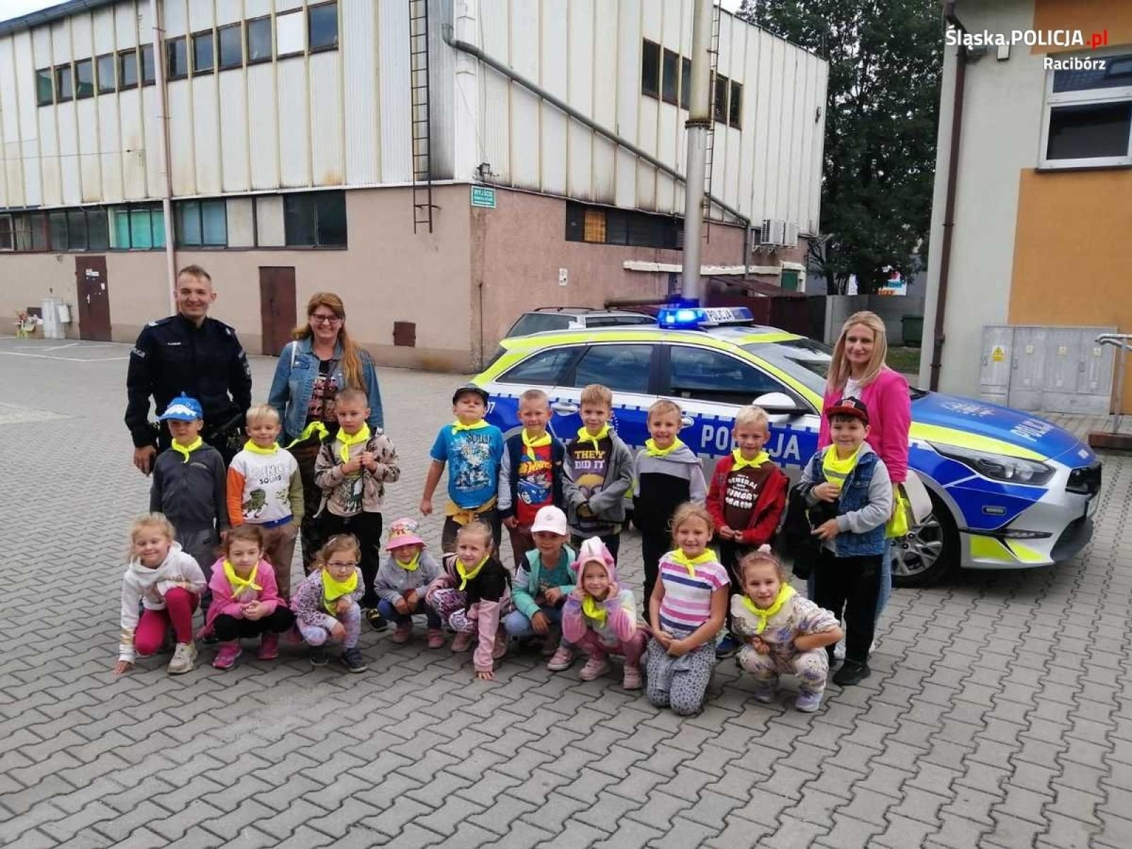 Zdjęcie w galerii na portalu naszraciborz.pl: Przedszkolaki z wizytą na posterunku w Pietrowicach Wielkich wiadomości z regionu
