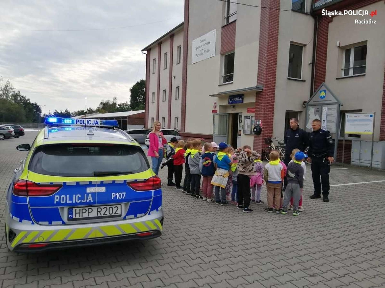 Zdjęcie w galerii na portalu naszraciborz.pl: Przedszkolaki z wizytą na posterunku w Pietrowicach Wielkich wiadomości z regionu
