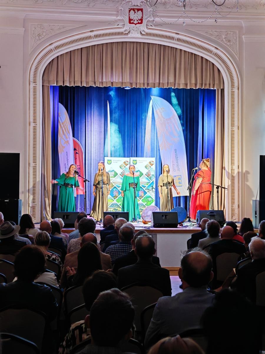 Zdjęcie w galerii na portalu naszraciborz.pl: Raciborska Fundacja Pozytywnie Nakręceni wyróżniona za rozwój turystyki wiadomości z regionu