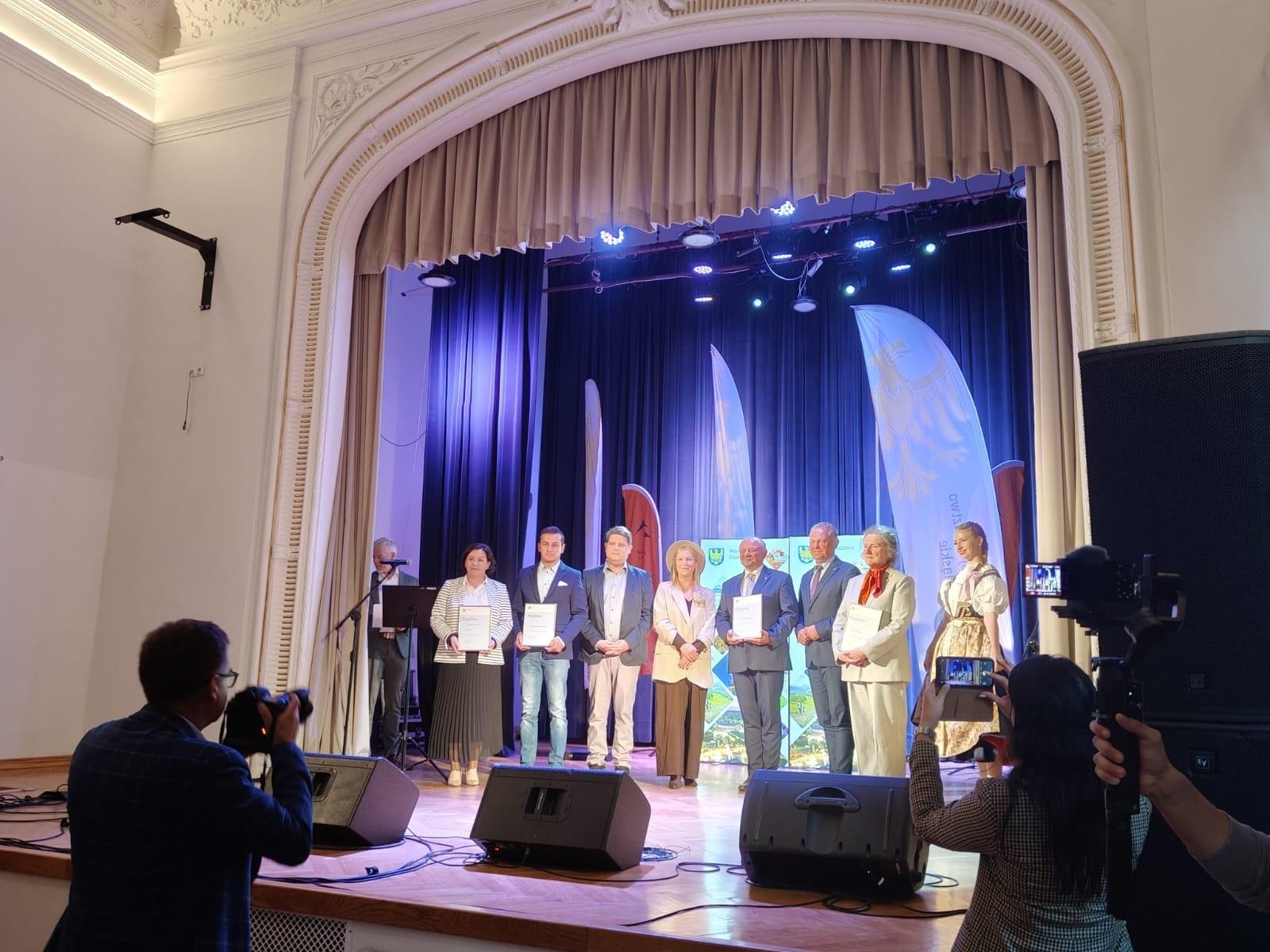 Zdjęcie w galerii na portalu naszraciborz.pl: Raciborska Fundacja Pozytywnie Nakręceni wyróżniona za rozwój turystyki wiadomości z regionu