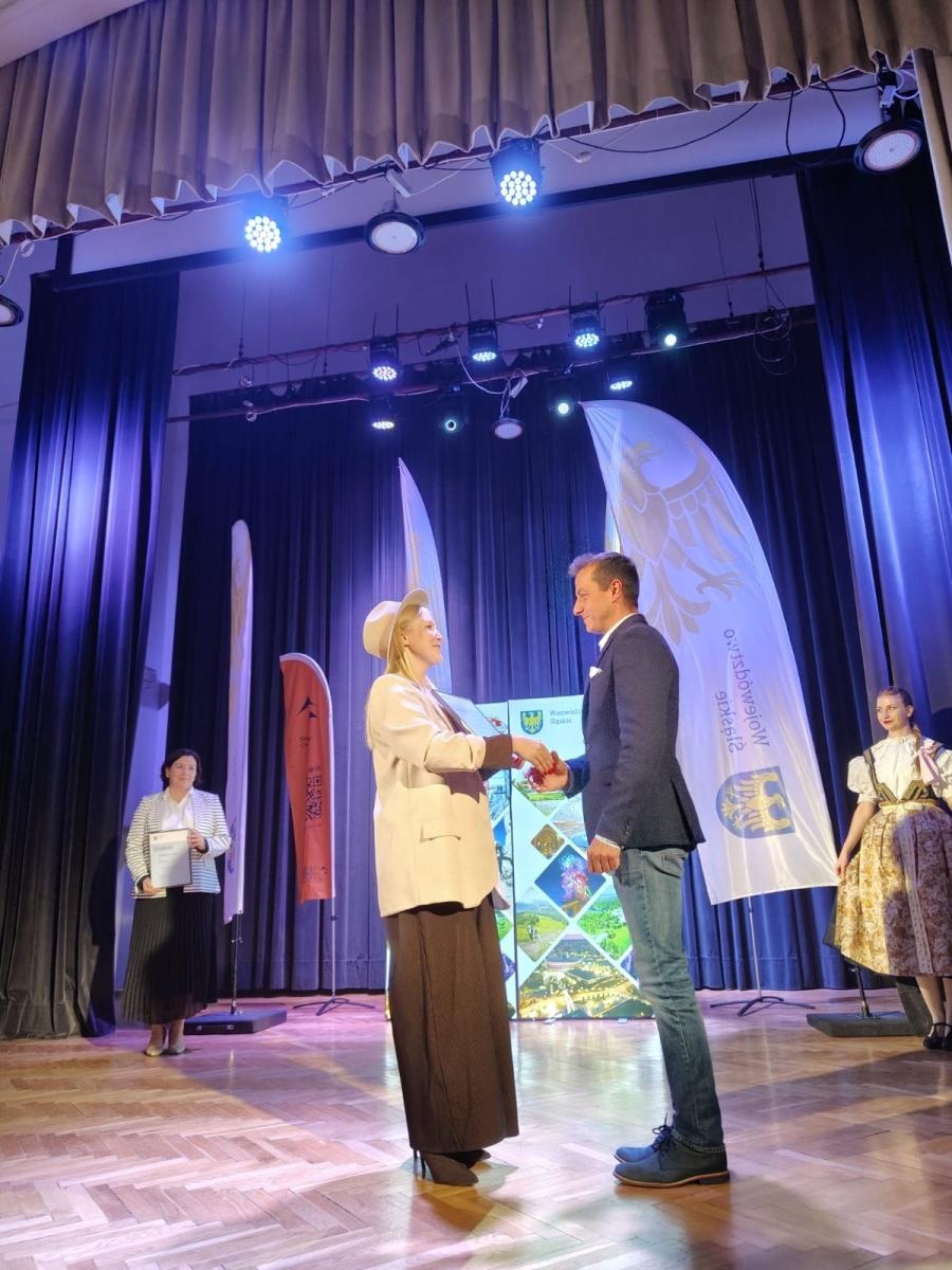 Zdjęcie w galerii na portalu naszraciborz.pl: Raciborska Fundacja Pozytywnie Nakręceni wyróżniona za rozwój turystyki wiadomości z regionu