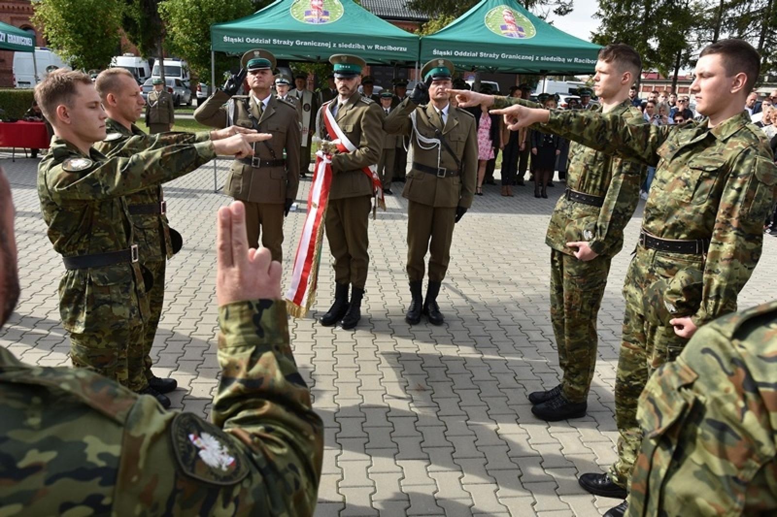 Zdjęcie w galerii na portalu naszraciborz.pl: W Raciborzu odbyło się uroczyste ślubowanie nowych strażników granicznych wiadomości z regionu