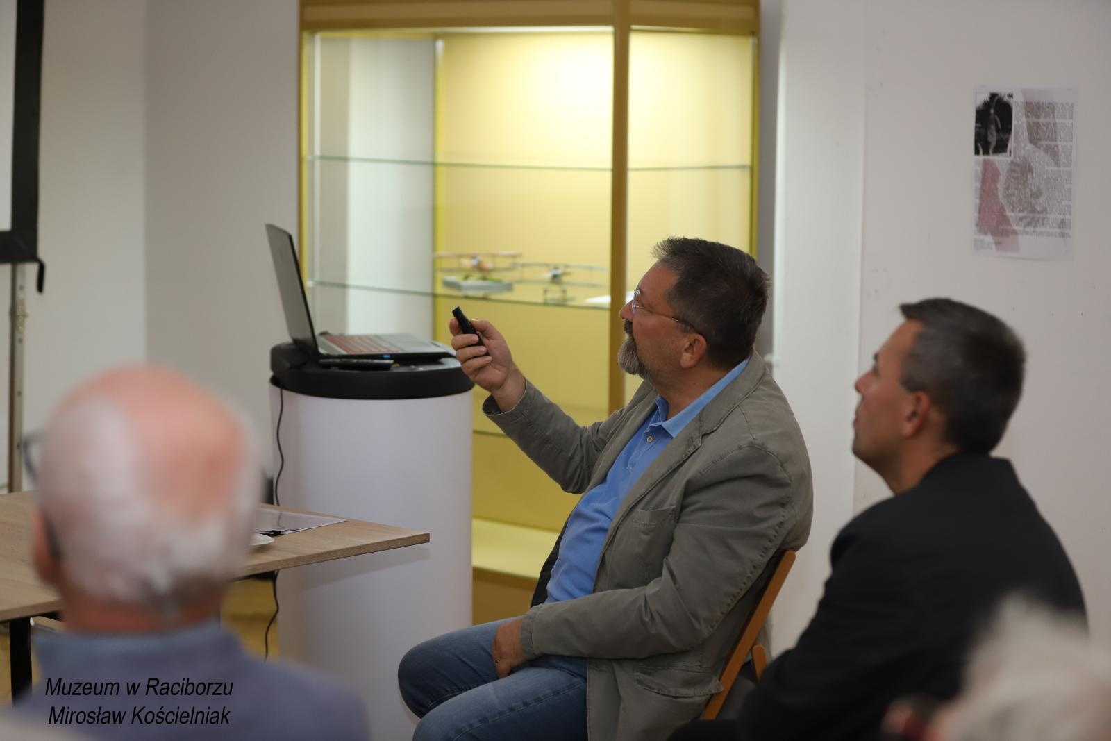 Zdjęcie w galerii na portalu naszraciborz.pl: Bernert i jego syn. Czwartkowe spotkanie z historią w Muzeum wiadomości z regionu