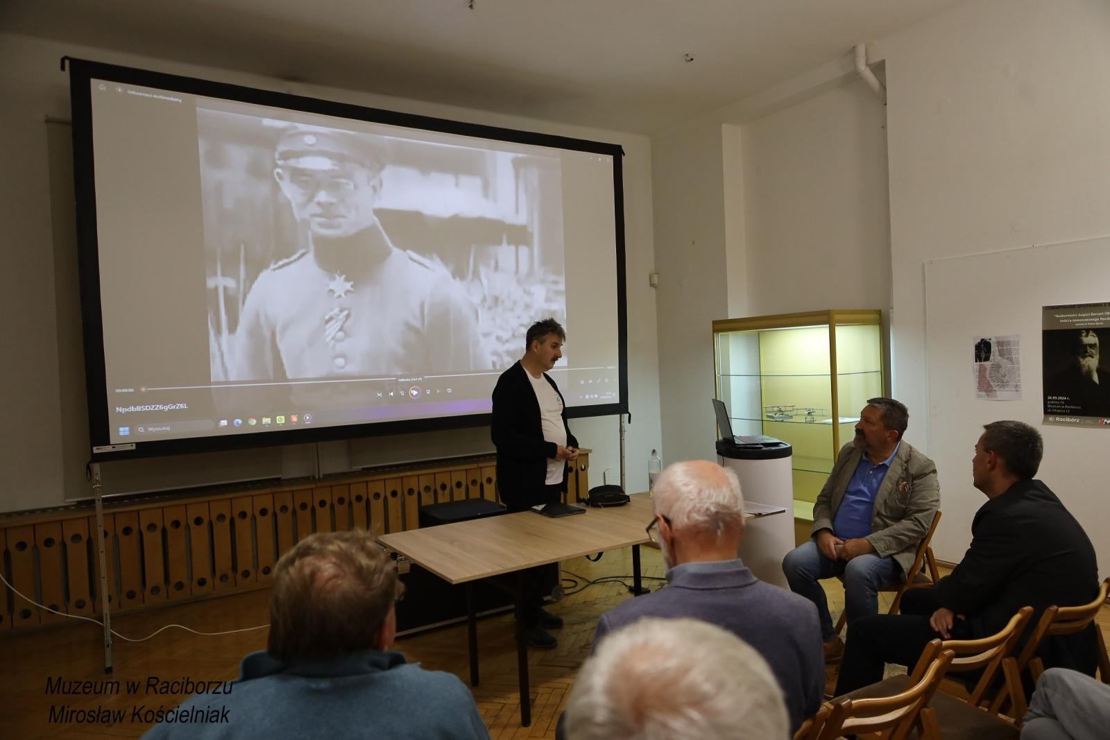 Zdjęcie w galerii na portalu naszraciborz.pl: Bernert i jego syn. Czwartkowe spotkanie z historią w Muzeum wiadomości z regionu