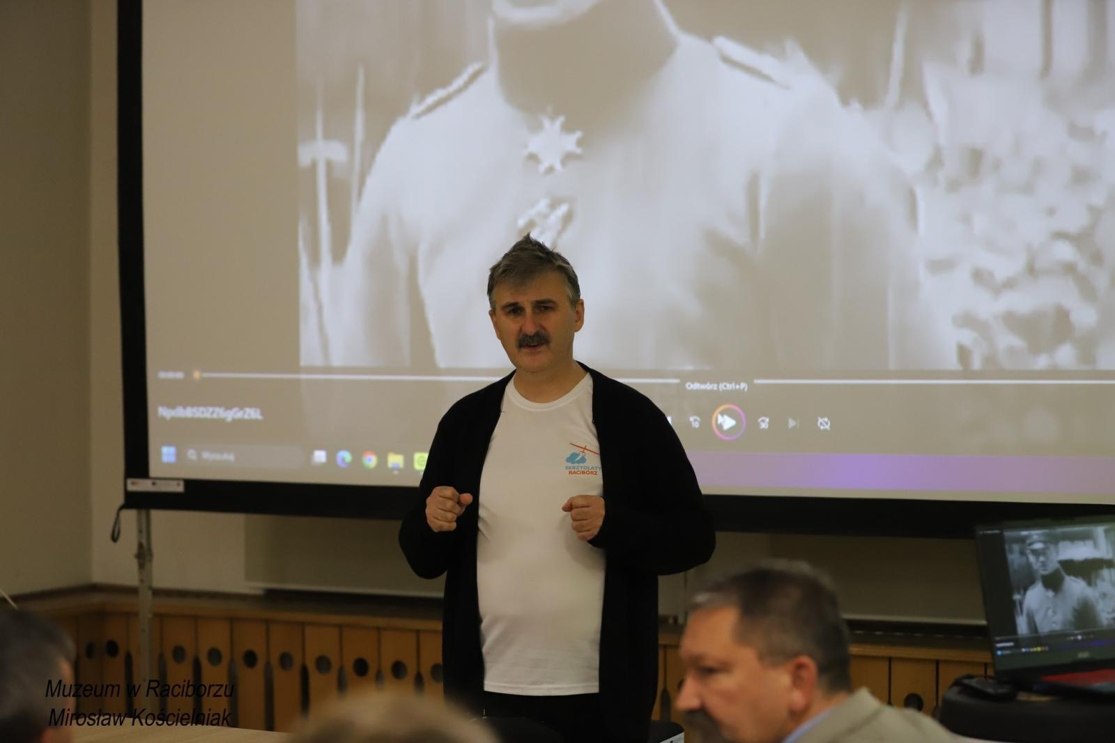 Zdjęcie w galerii na portalu naszraciborz.pl: Bernert i jego syn. Czwartkowe spotkanie z historią w Muzeum wiadomości z regionu