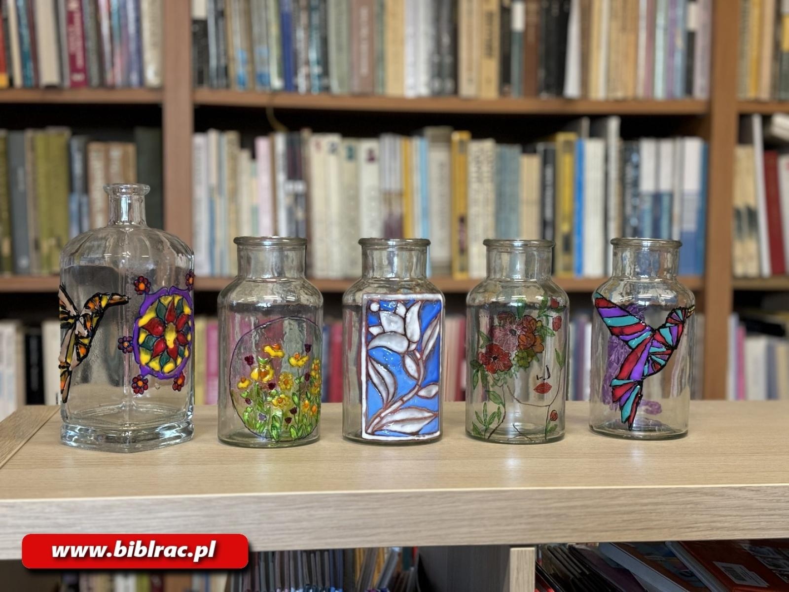 Zdjęcie w galerii na portalu naszraciborz.pl: Warsztaty malowania na szkle w bibliotece w Ocicach wiadomości z regionu