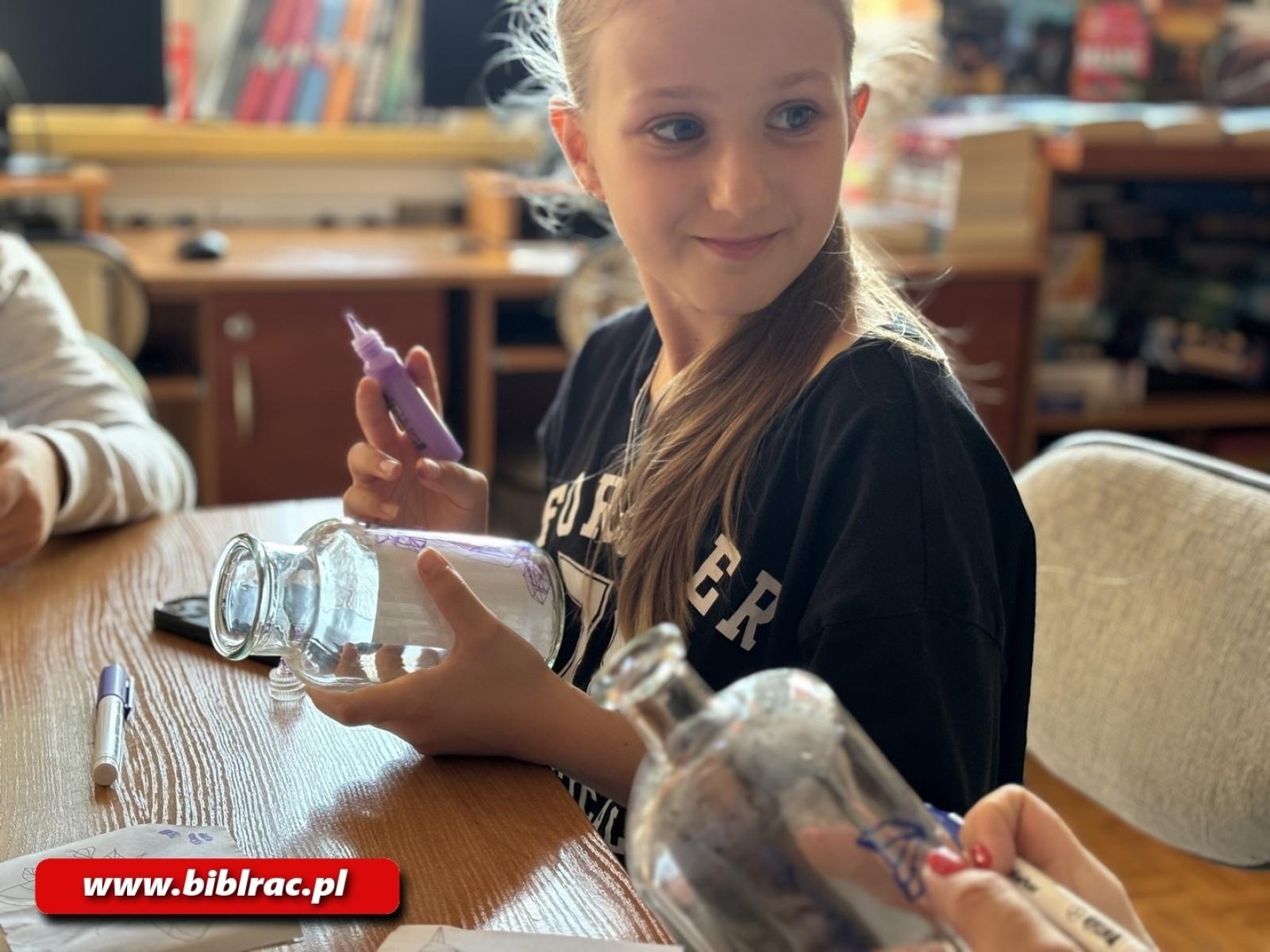 Zdjęcie w galerii na portalu naszraciborz.pl: Warsztaty malowania na szkle w bibliotece w Ocicach wiadomości z regionu