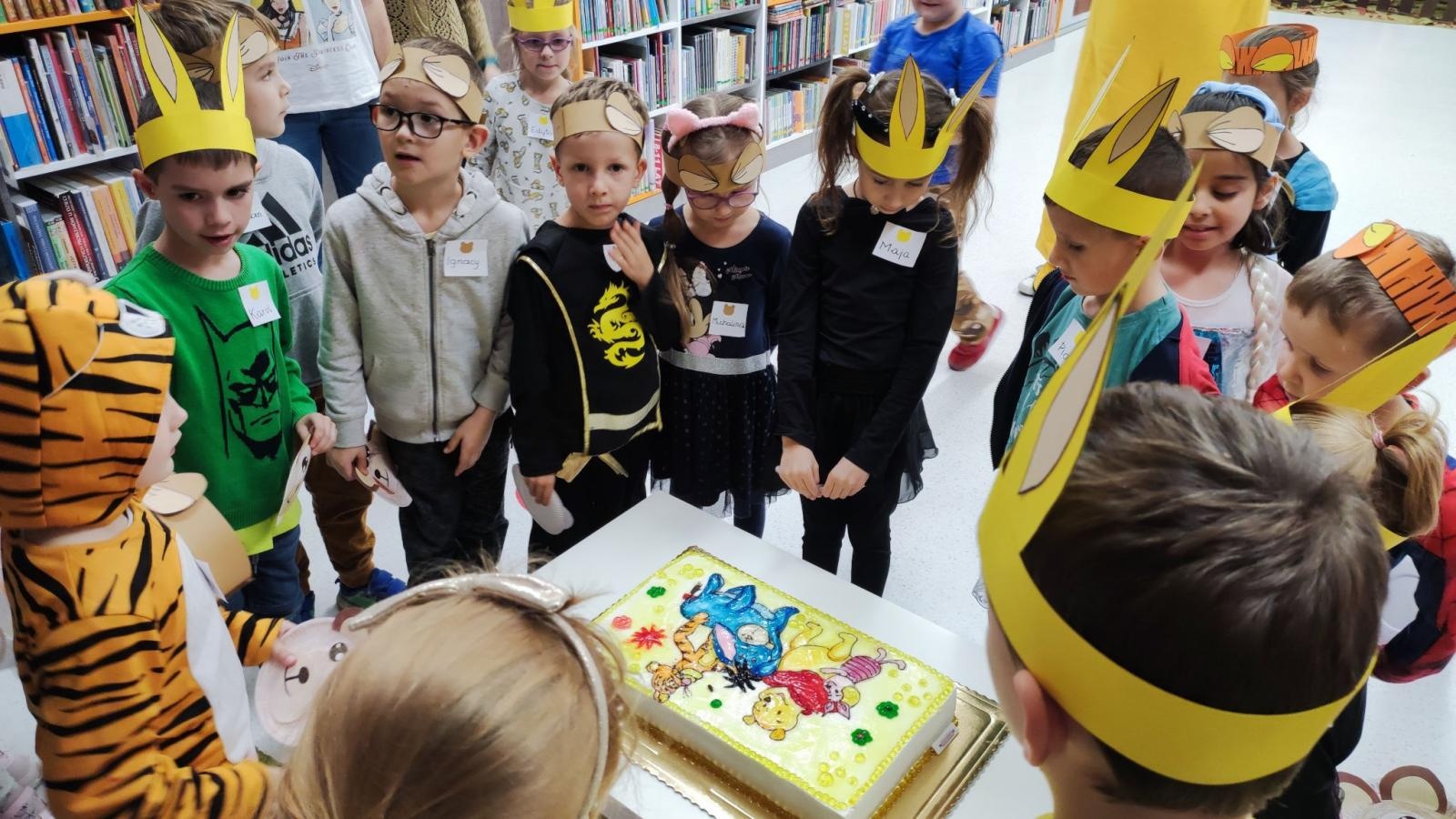 Zdjęcie w galerii na portalu naszraciborz.pl: Miś o Bardzo Małym Rozumku zaprasza na urodziny do biblioteki wiadomości z regionu