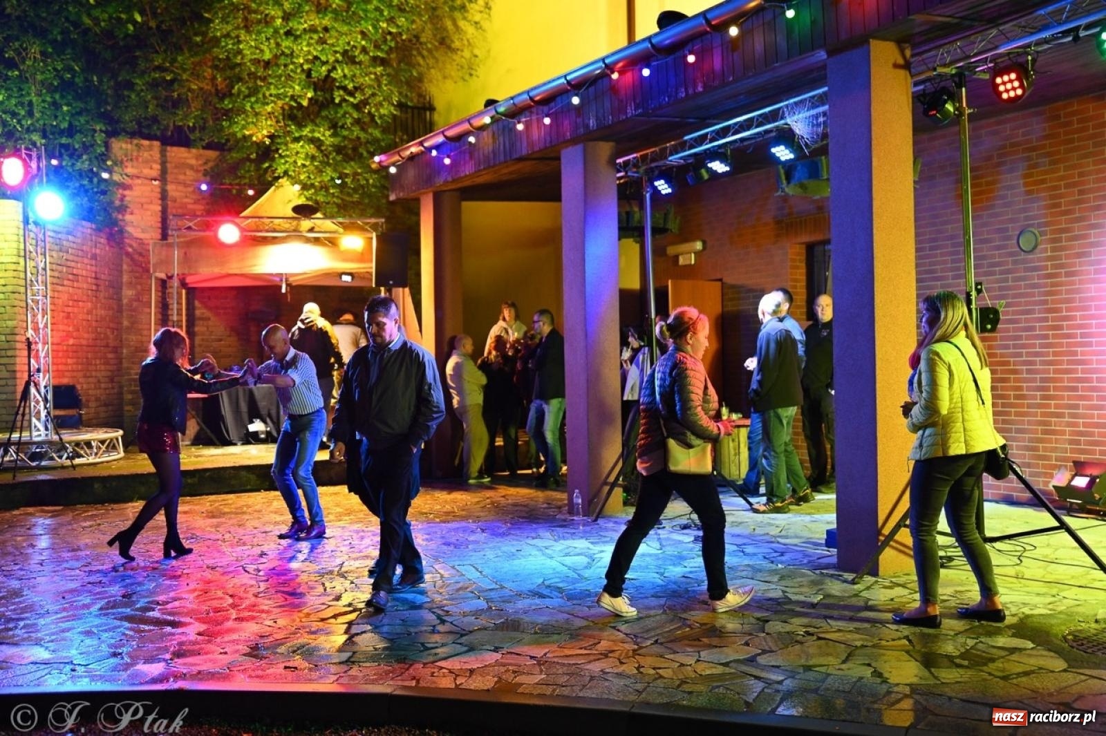 Zdjęcie w galerii na portalu naszraciborz.pl: Labirynt znów ożył. Spotkanie i dyskoteka w stylu lat 80-tych za nami [FOTO i WIDEO] wiadomości z regionu