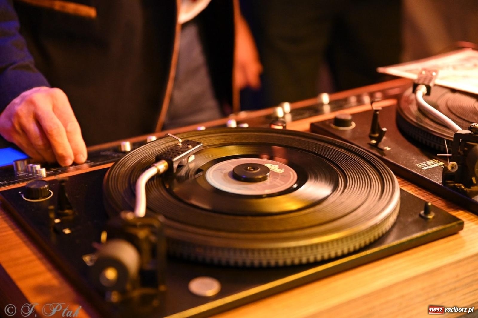 Zdjęcie w galerii na portalu naszraciborz.pl: Labirynt znów ożył. Spotkanie i dyskoteka w stylu lat 80-tych za nami [FOTO i WIDEO] wiadomości z regionu