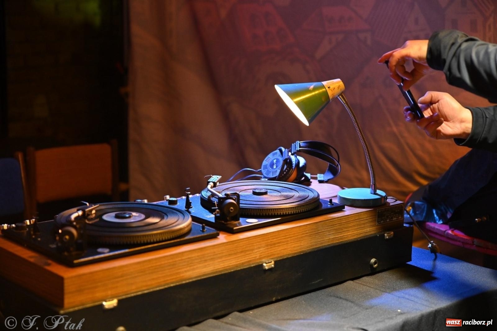 Zdjęcie w galerii na portalu naszraciborz.pl: Labirynt znów ożył. Spotkanie i dyskoteka w stylu lat 80-tych za nami [FOTO i WIDEO] wiadomości z regionu