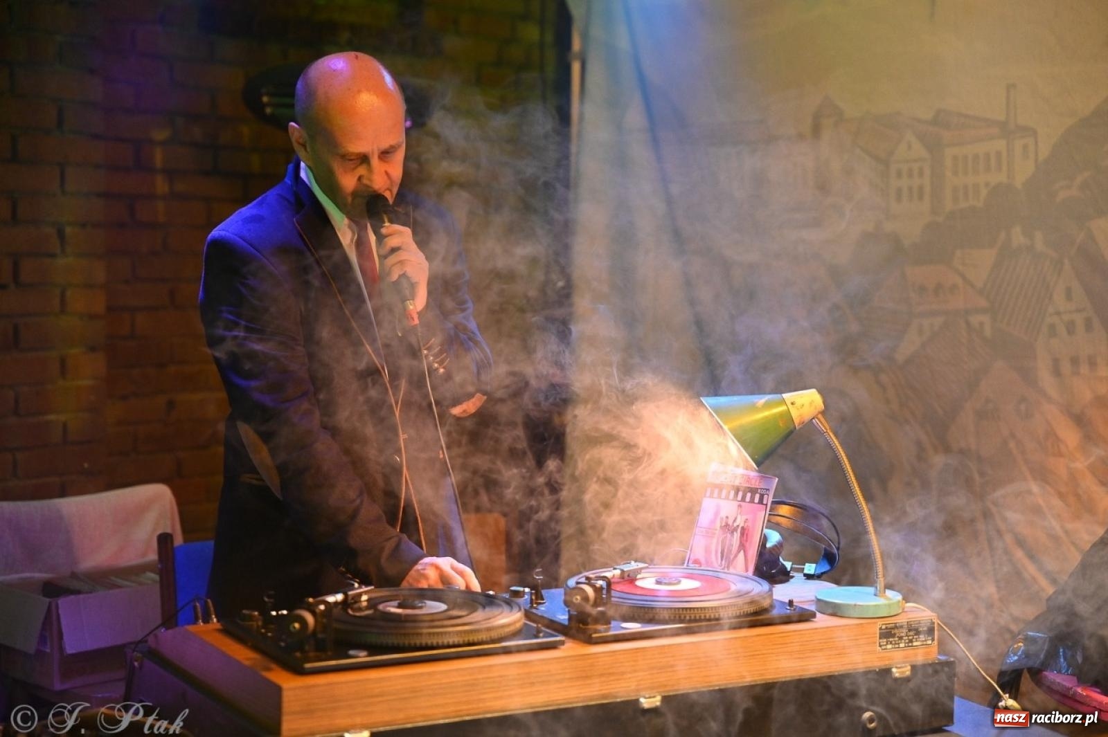 Zdjęcie w galerii na portalu naszraciborz.pl: Labirynt znów ożył. Spotkanie i dyskoteka w stylu lat 80-tych za nami [FOTO i WIDEO] wiadomości z regionu