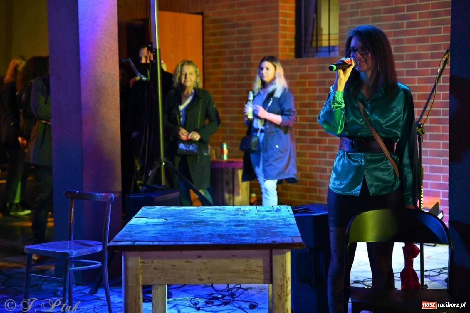 Zdjęcie w galerii na portalu naszraciborz.pl: Labirynt znów ożył. Spotkanie i dyskoteka w stylu lat 80-tych za nami [FOTO i WIDEO] wiadomości z regionu