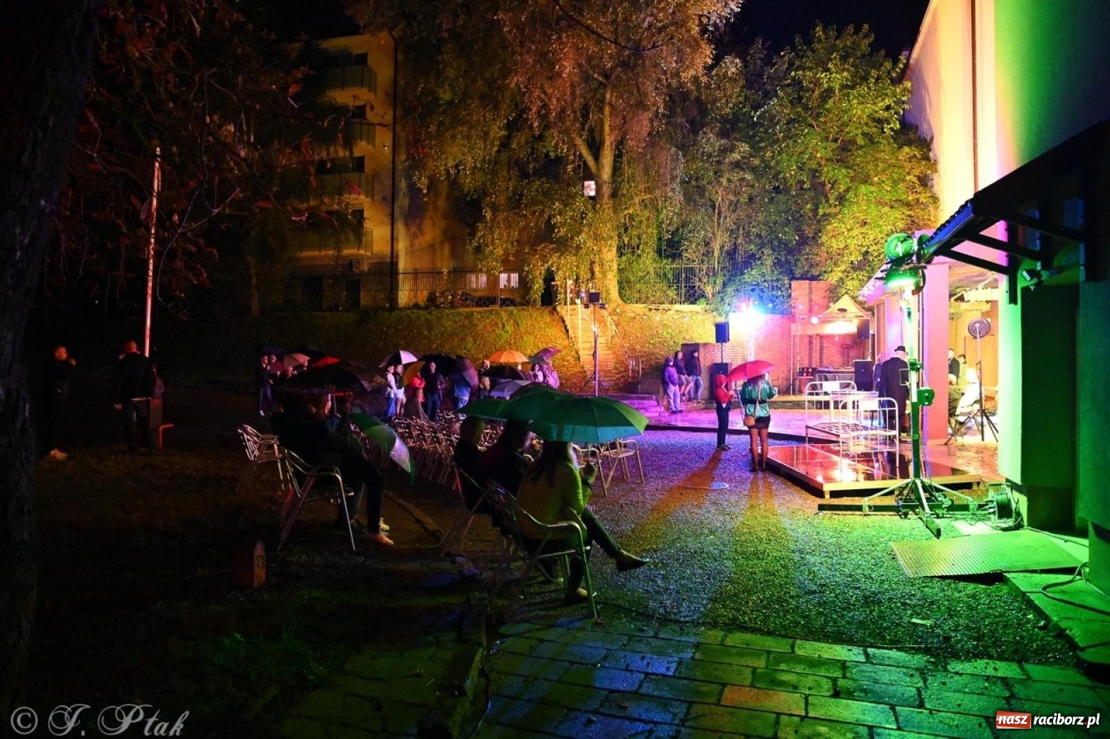 Zdjęcie w galerii na portalu naszraciborz.pl: Labirynt znów ożył. Spotkanie i dyskoteka w stylu lat 80-tych za nami [FOTO i WIDEO] wiadomości z regionu