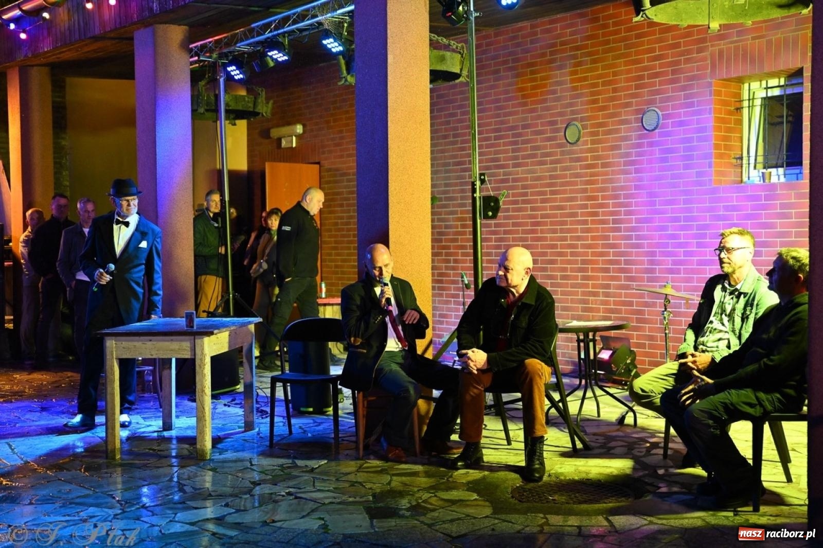 Zdjęcie w galerii na portalu naszraciborz.pl: Labirynt znów ożył. Spotkanie i dyskoteka w stylu lat 80-tych za nami [FOTO i WIDEO] wiadomości z regionu