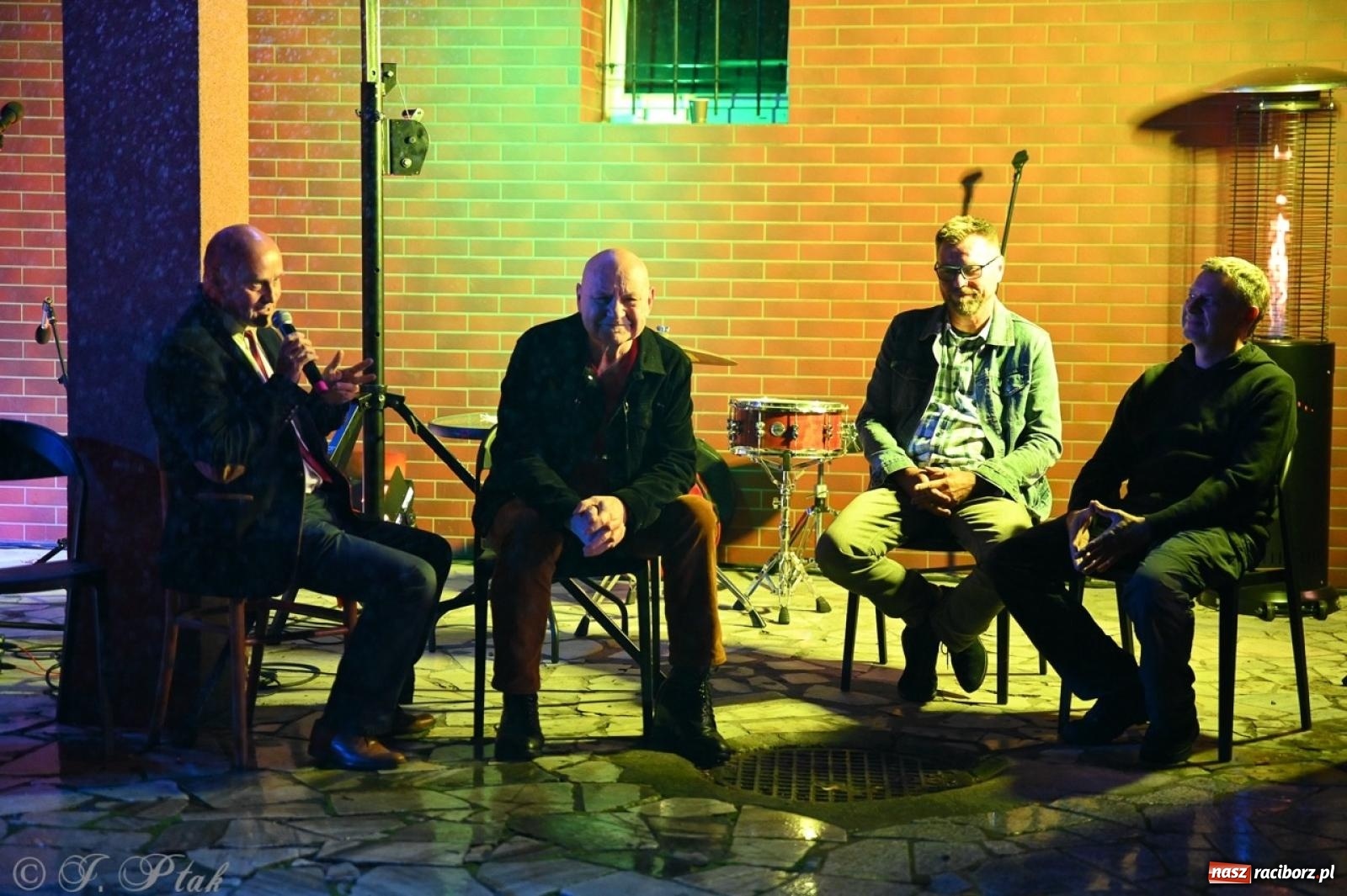 Zdjęcie w galerii na portalu naszraciborz.pl: Labirynt znów ożył. Spotkanie i dyskoteka w stylu lat 80-tych za nami [FOTO i WIDEO] wiadomości z regionu