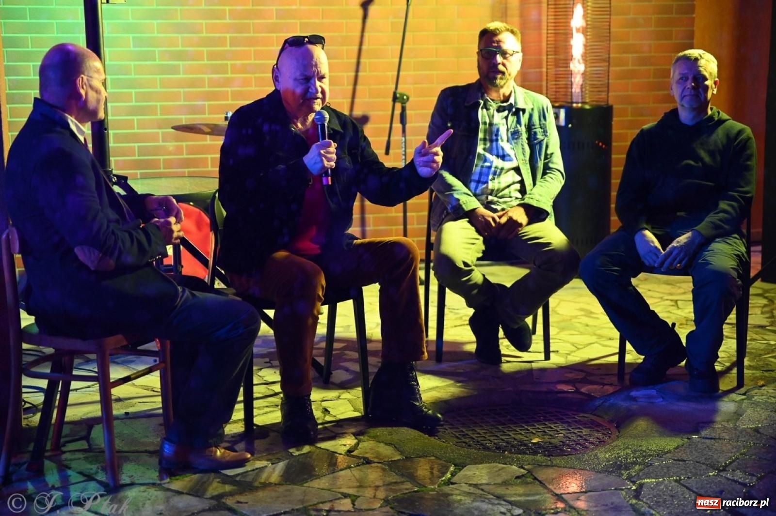 Zdjęcie w galerii na portalu naszraciborz.pl: Labirynt znów ożył. Spotkanie i dyskoteka w stylu lat 80-tych za nami [FOTO i WIDEO] wiadomości z regionu