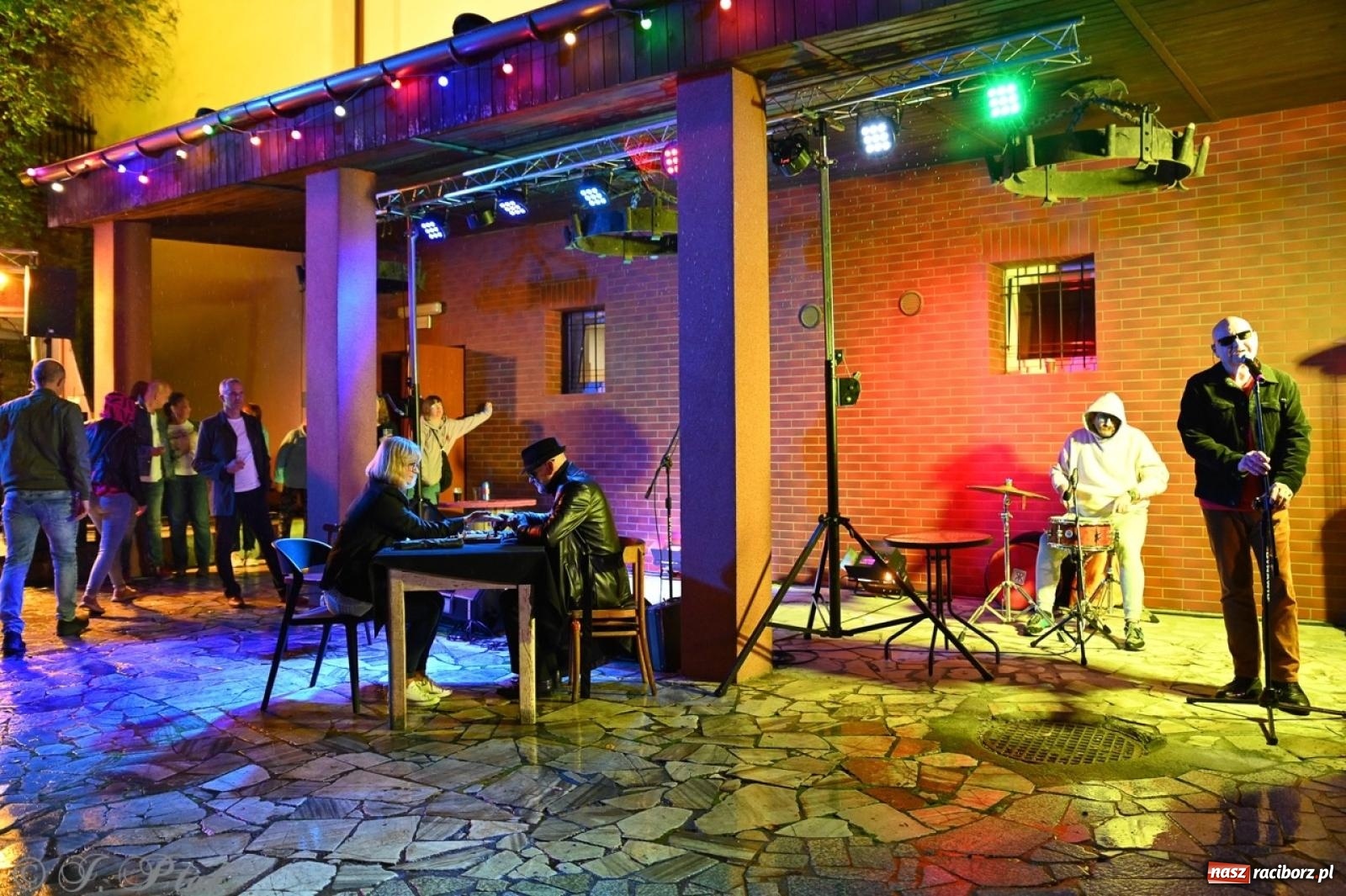 Zdjęcie w galerii na portalu naszraciborz.pl: Labirynt znów ożył. Spotkanie i dyskoteka w stylu lat 80-tych za nami [FOTO i WIDEO] wiadomości z regionu