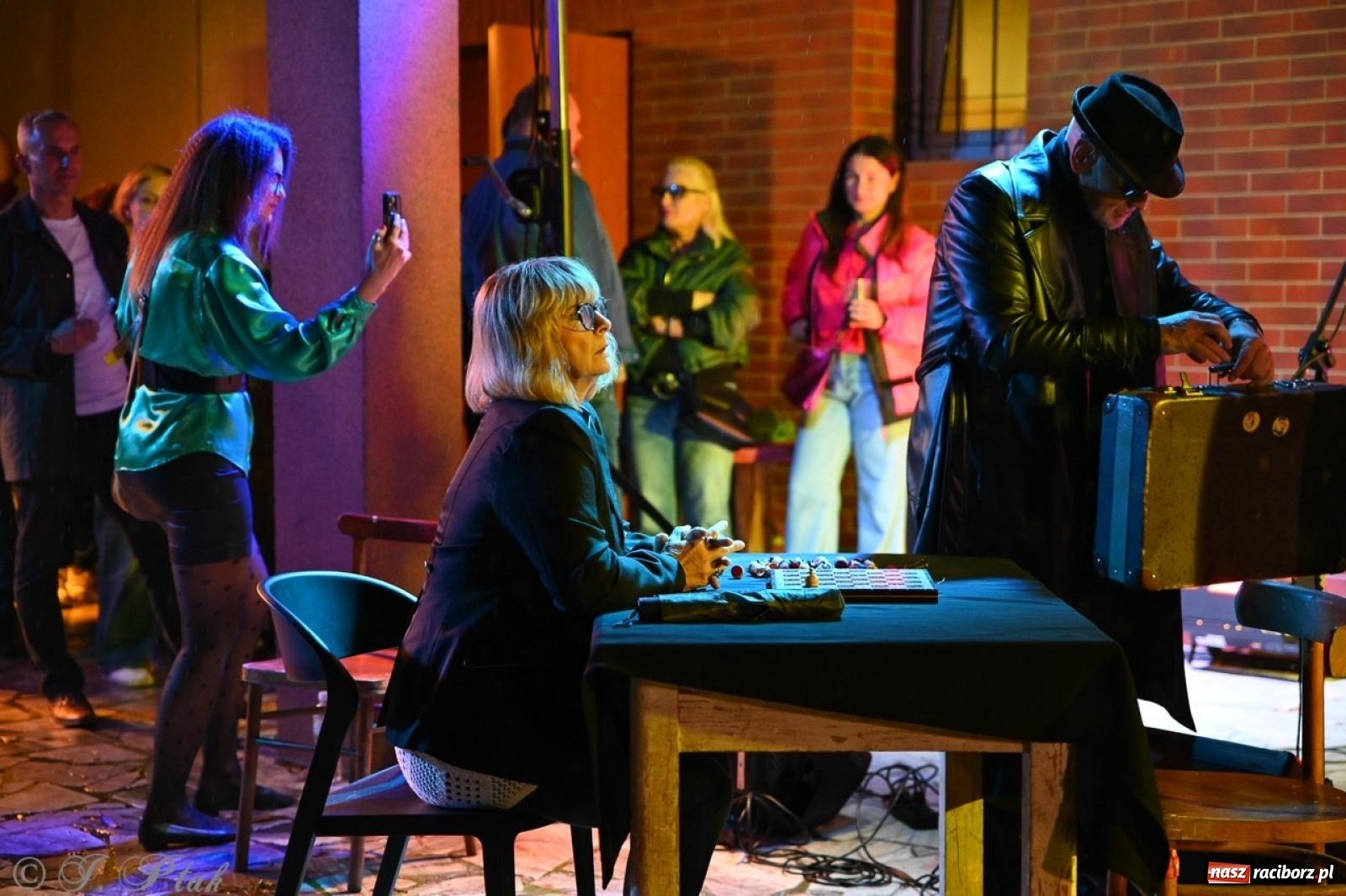 Zdjęcie w galerii na portalu naszraciborz.pl: Labirynt znów ożył. Spotkanie i dyskoteka w stylu lat 80-tych za nami [FOTO i WIDEO] wiadomości z regionu