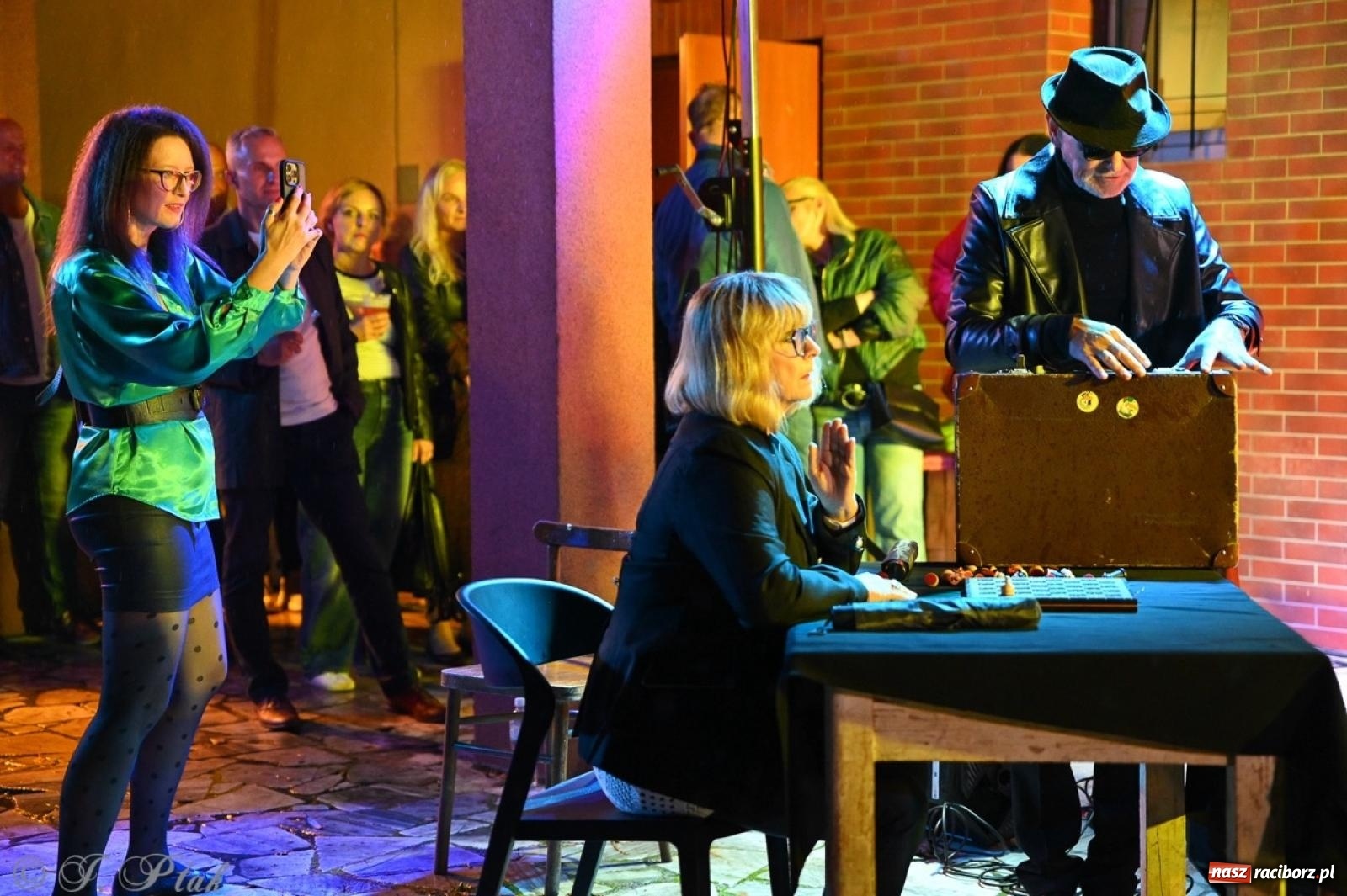 Zdjęcie w galerii na portalu naszraciborz.pl: Labirynt znów ożył. Spotkanie i dyskoteka w stylu lat 80-tych za nami [FOTO i WIDEO] wiadomości z regionu