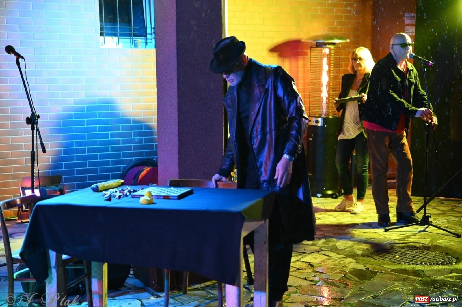 Zdjęcie w galerii na portalu naszraciborz.pl: Labirynt znów ożył. Spotkanie i dyskoteka w stylu lat 80-tych za nami [FOTO i WIDEO] wiadomości z regionu